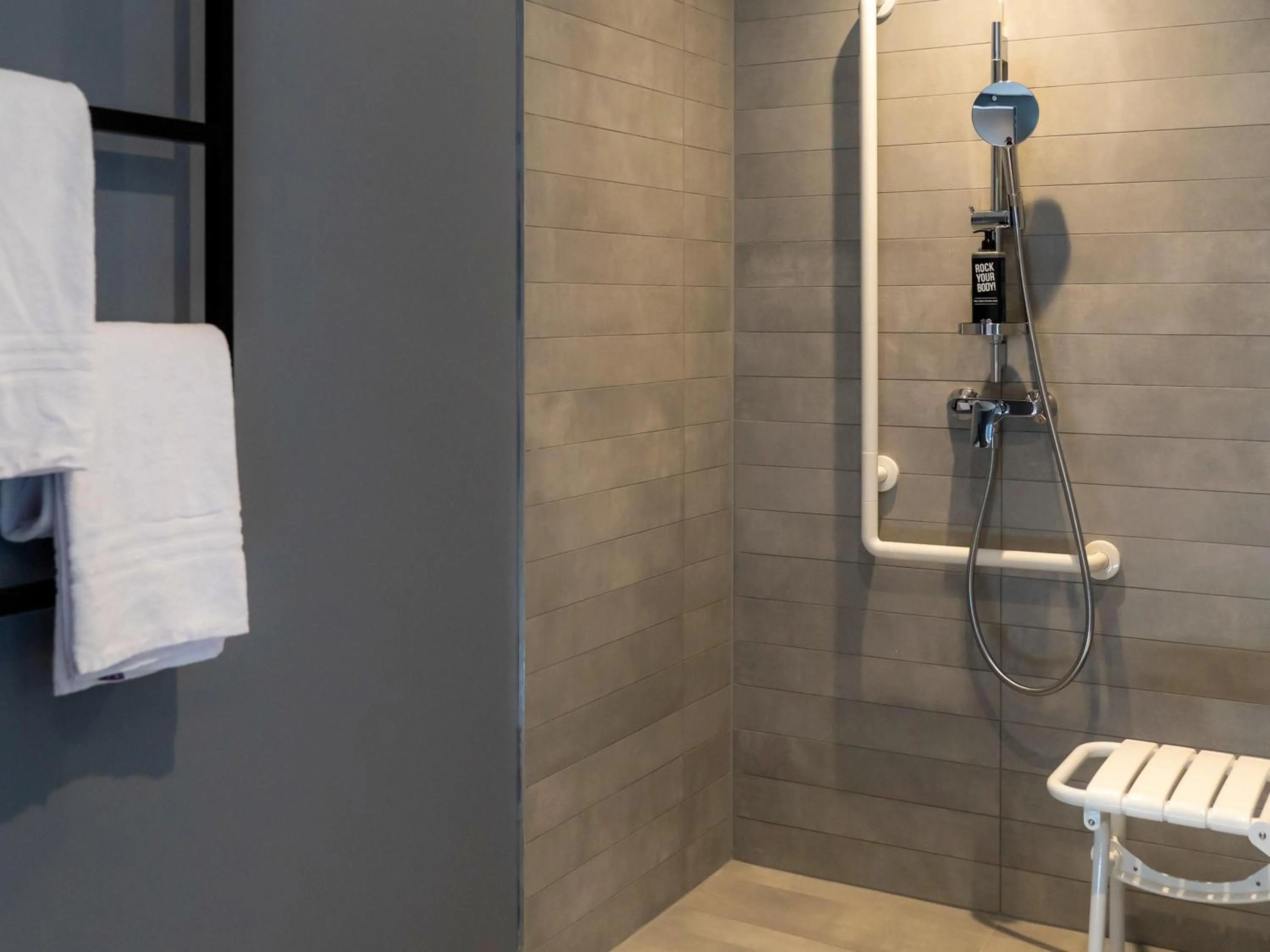 Bedroom in ibis Saint Paul Trois Chateaux