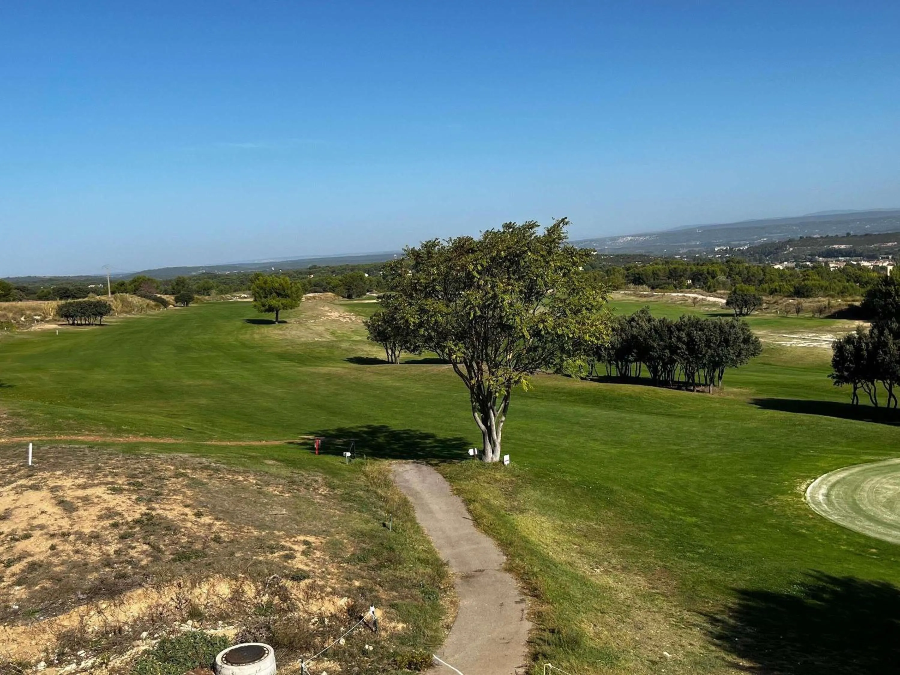 Golfcourse in ibis Styles Cabriès Aix-en-Provence TGV