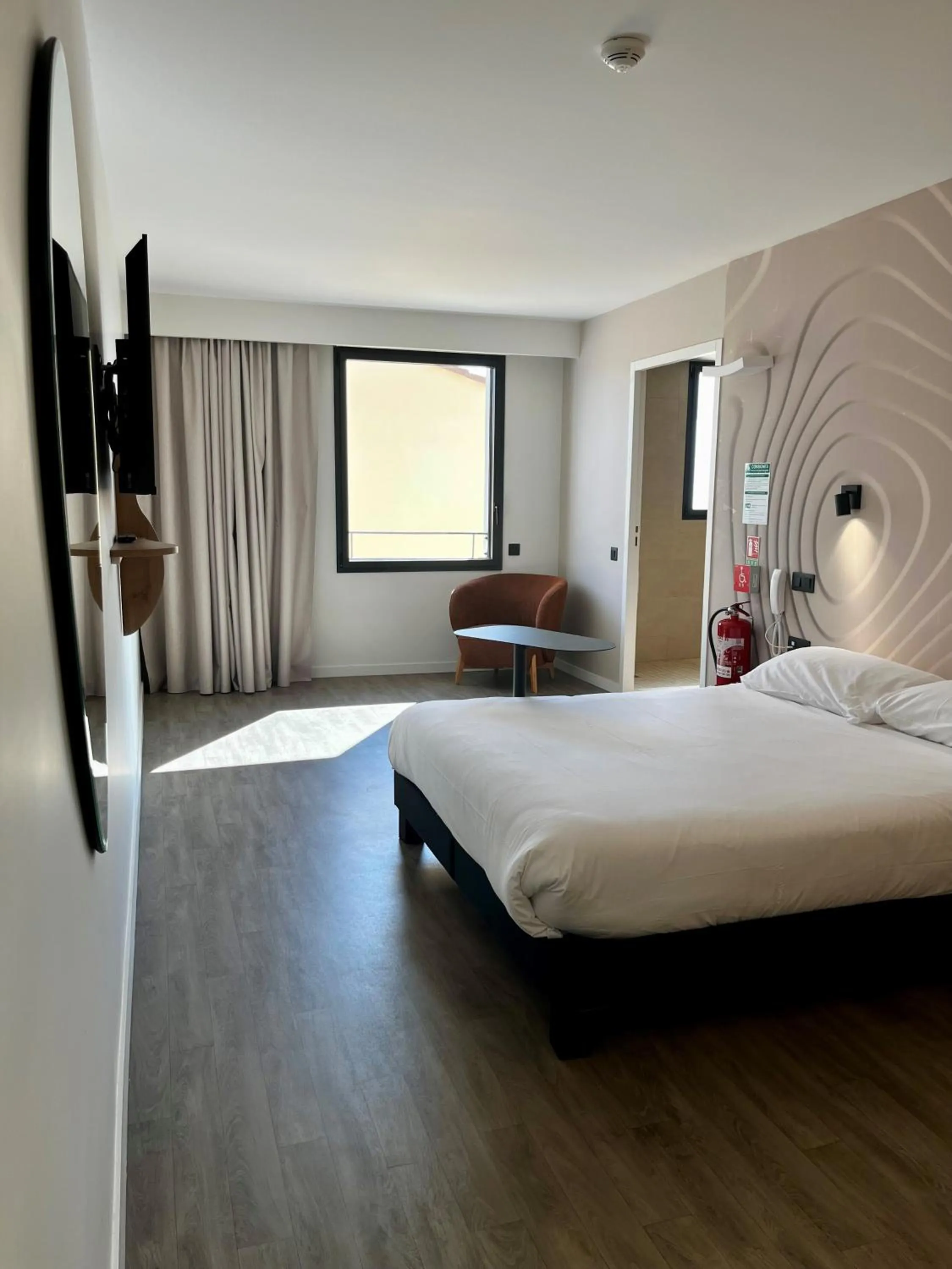 Bedroom, Bed in ibis Styles Cabriès Aix-en-Provence TGV