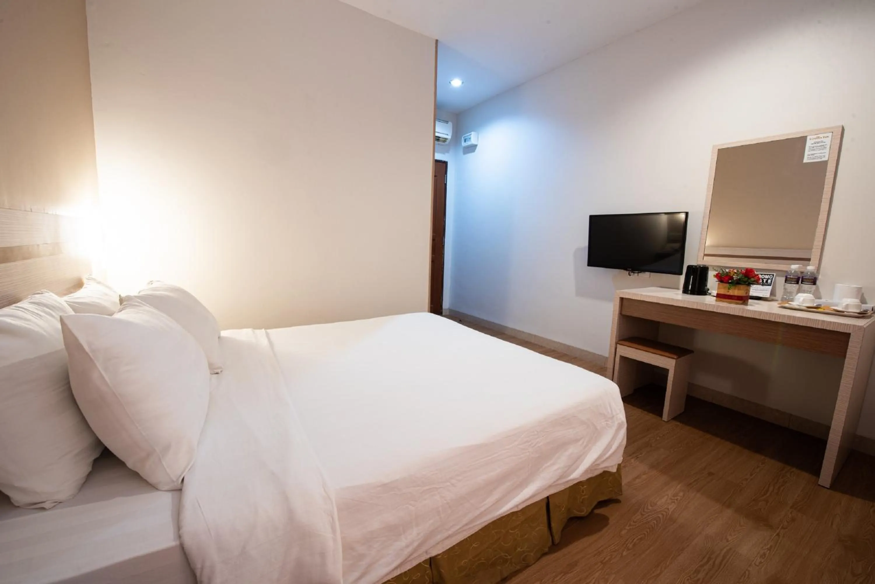 Bed in Lovina Inn Penuin