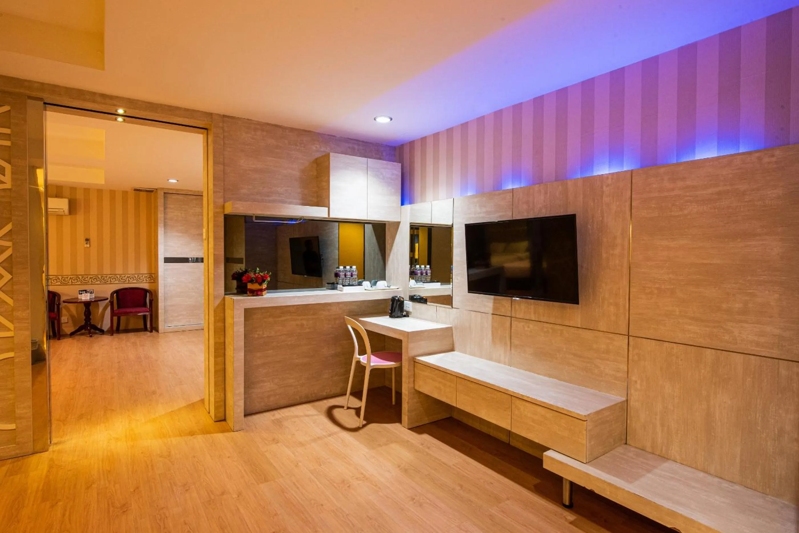 TV and multimedia in Lovina Inn Penuin