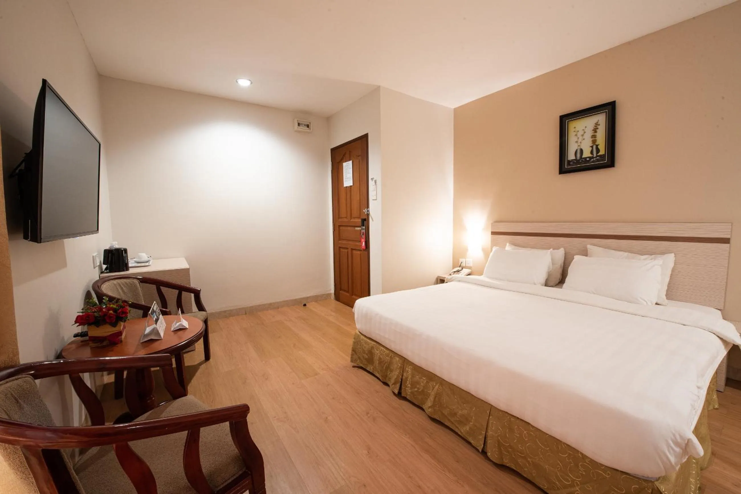 Photo of the whole room in Lovina Inn Penuin