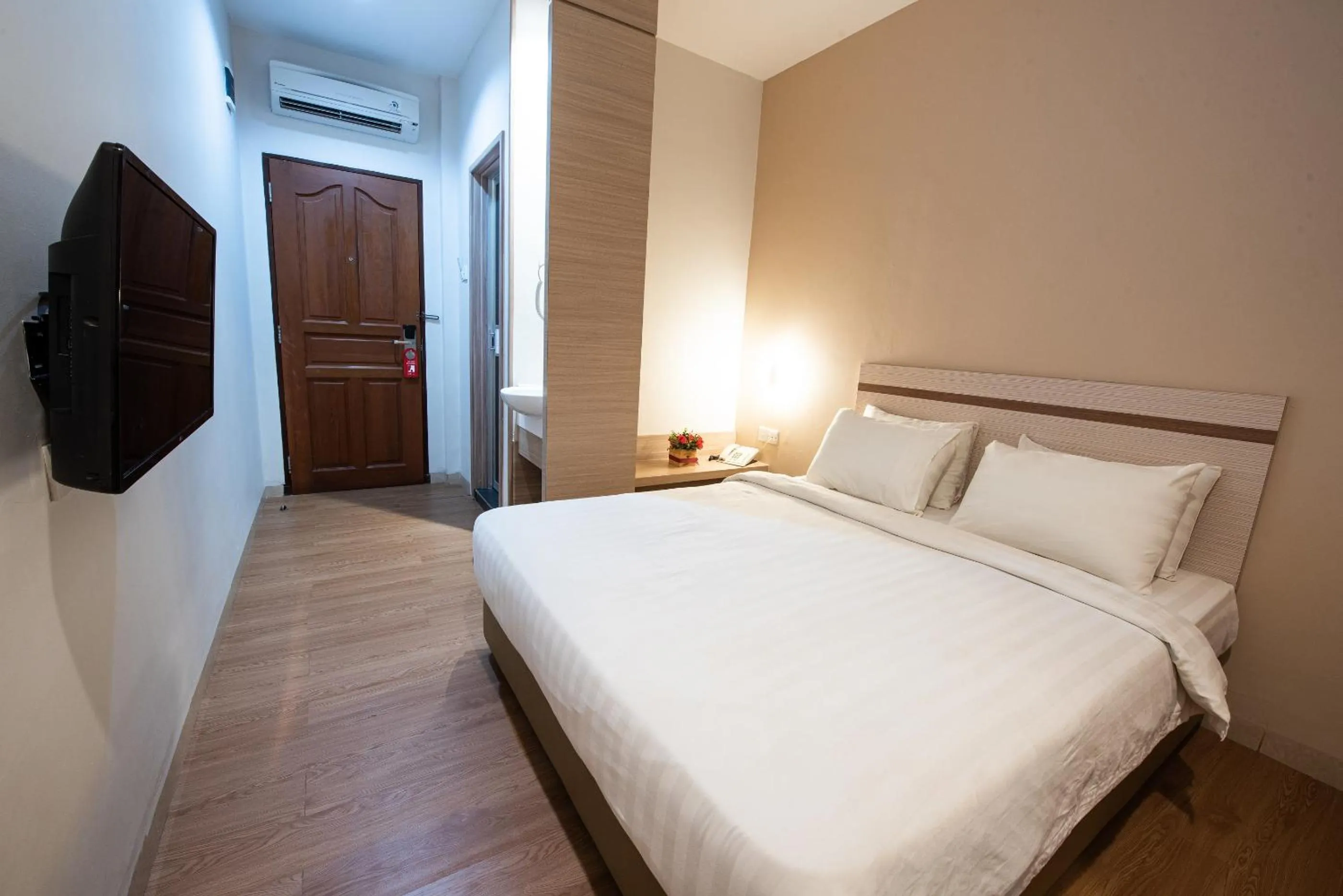 Bedroom in Lovina Inn Penuin