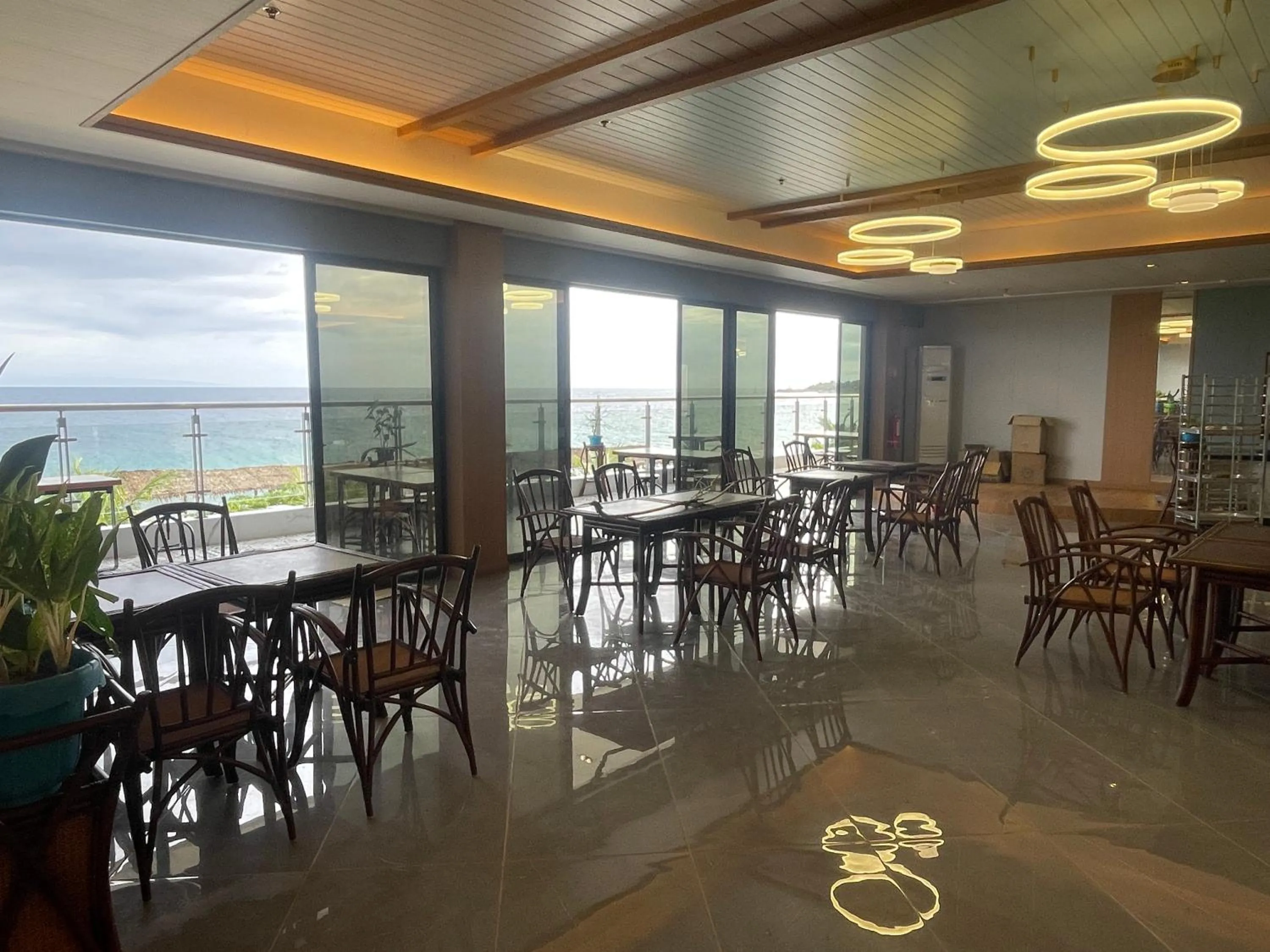 Restaurant/places to eat in W Golf Resort