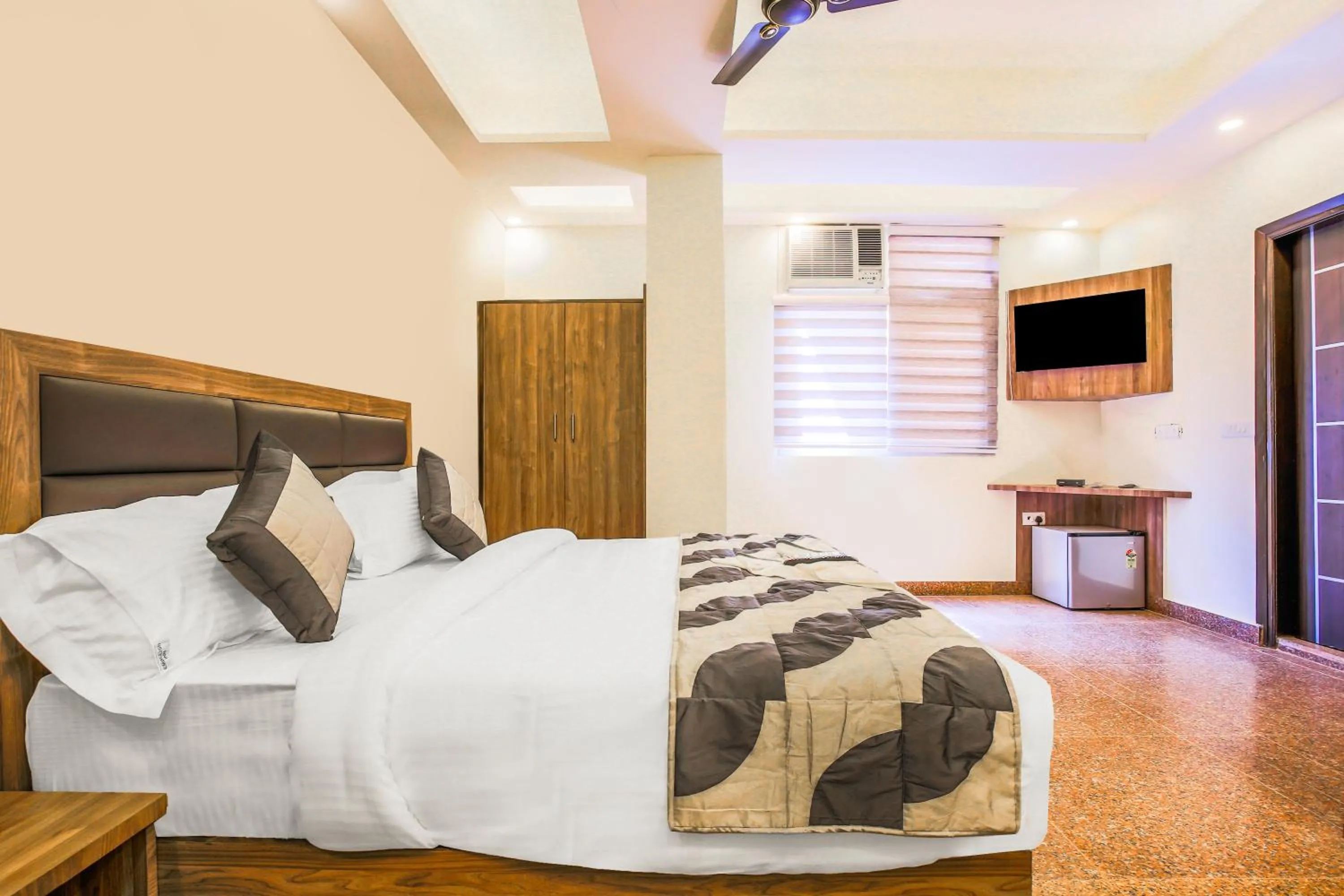 Photo of the whole room, Bed in Embellish Inn