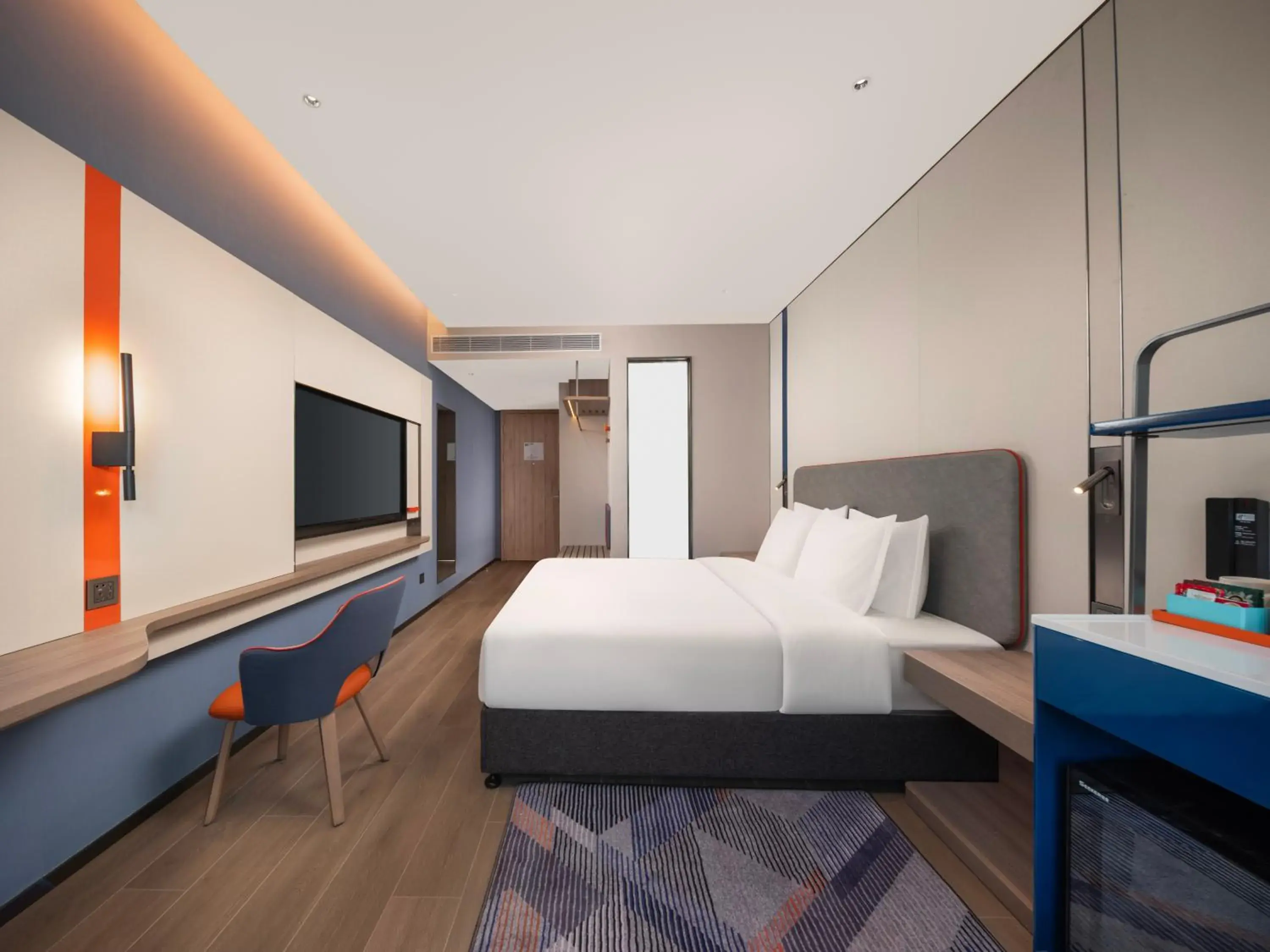 Standard King Room with Stocked Mini-bar in Holiday Inn Express Shanghai Hongqiao Linkong by IHG Standard King Room with Stocked Mini-bar in Holiday Inn Express Shanghai Hongqiao Linkong by IHG