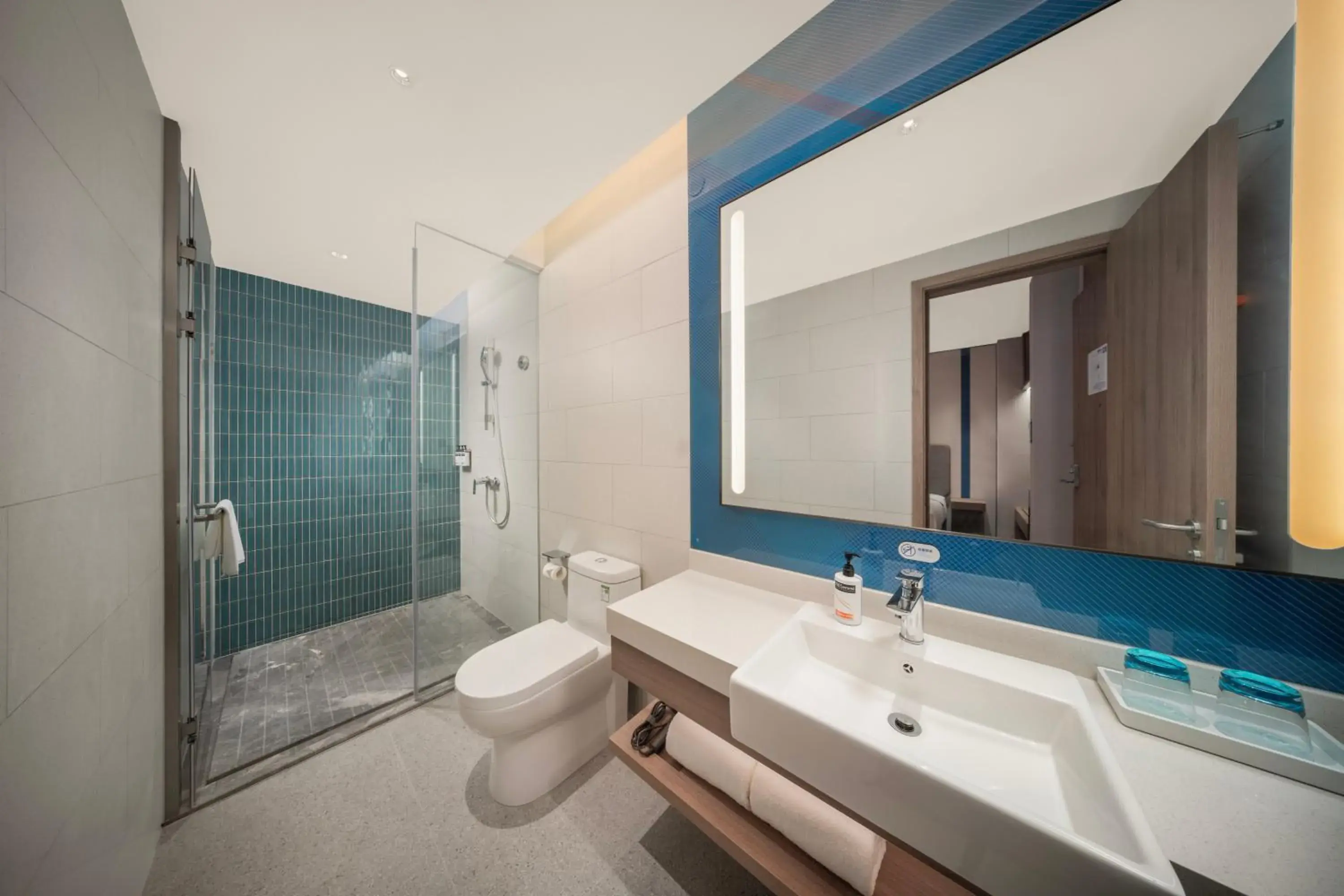 Standard Twin Room with City View in Holiday Inn Express Shanghai Hongqiao Linkong by IHG Standard Twin Room with City View in Holiday Inn Express Shanghai Hongqiao Linkong by IHG