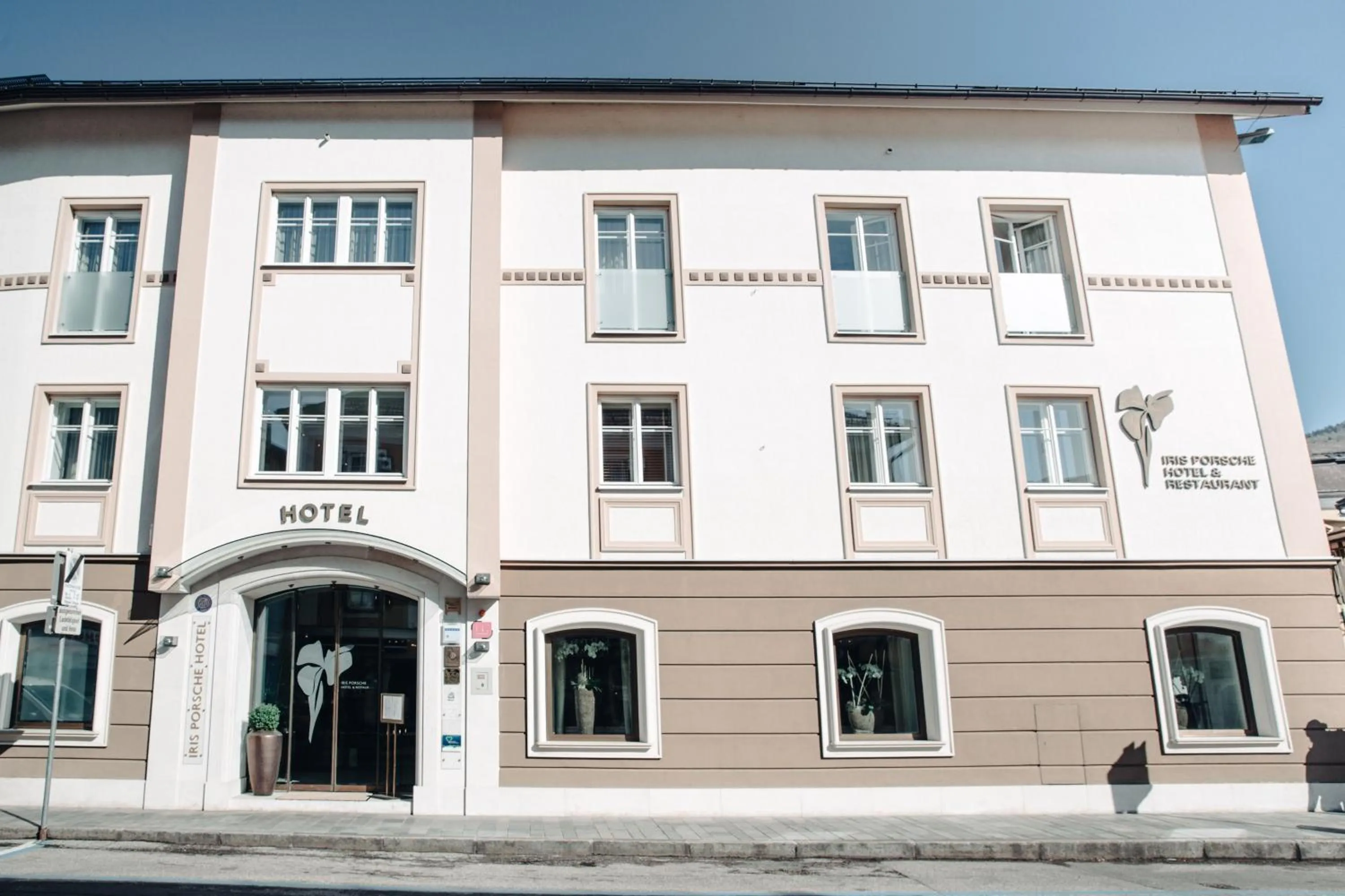 Property building in Iris Porsche Hotel & Restaurant