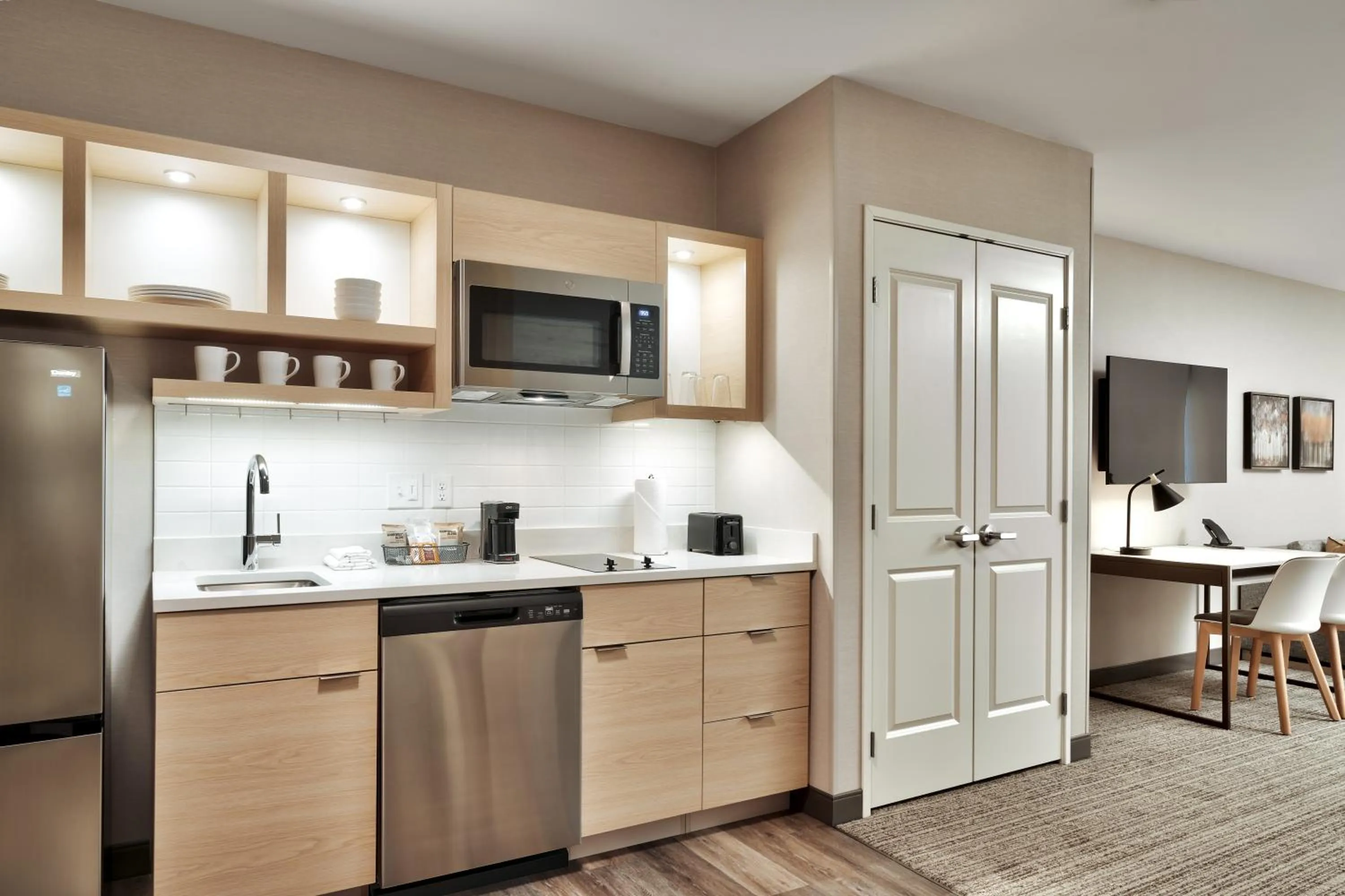 kitchen in TownePlace Suites by Marriott Show Low