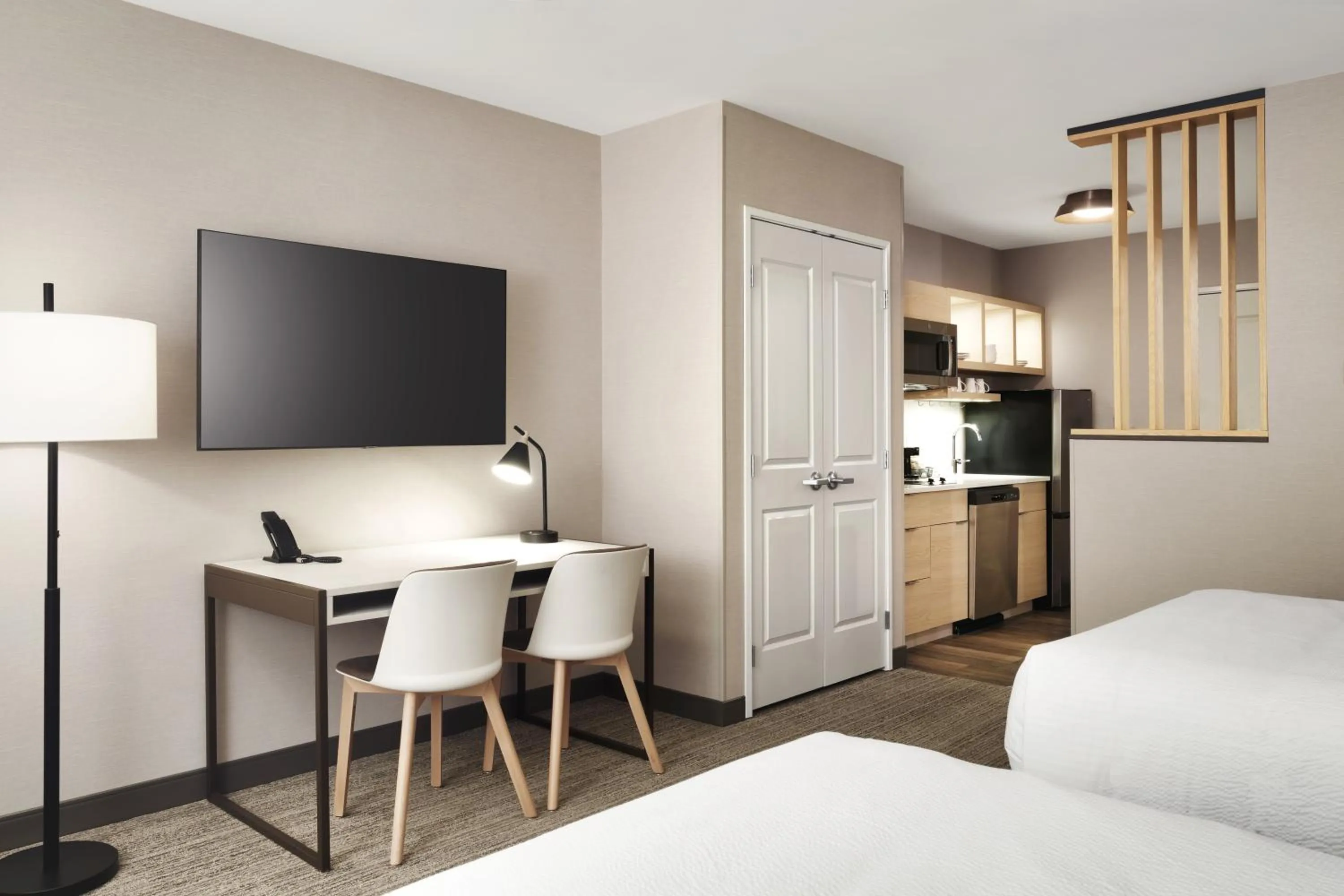 kitchen, Bed in TownePlace Suites by Marriott Show Low