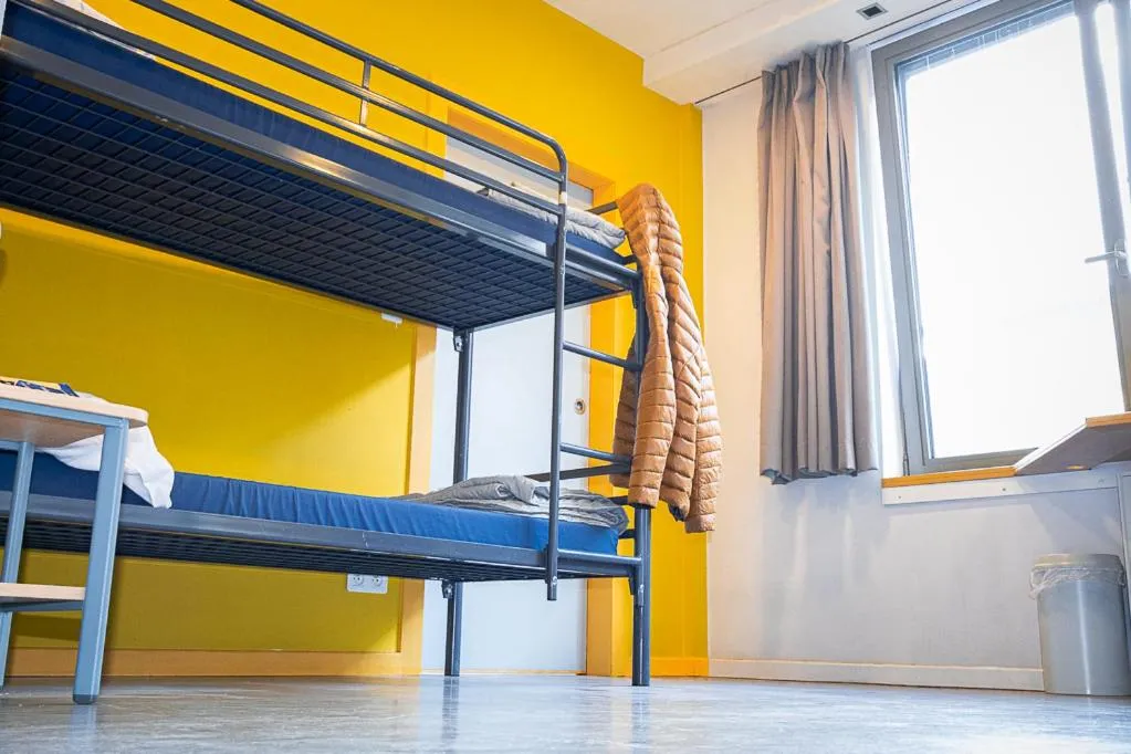 Bedroom, Bed in Youth Hostel van Gogh