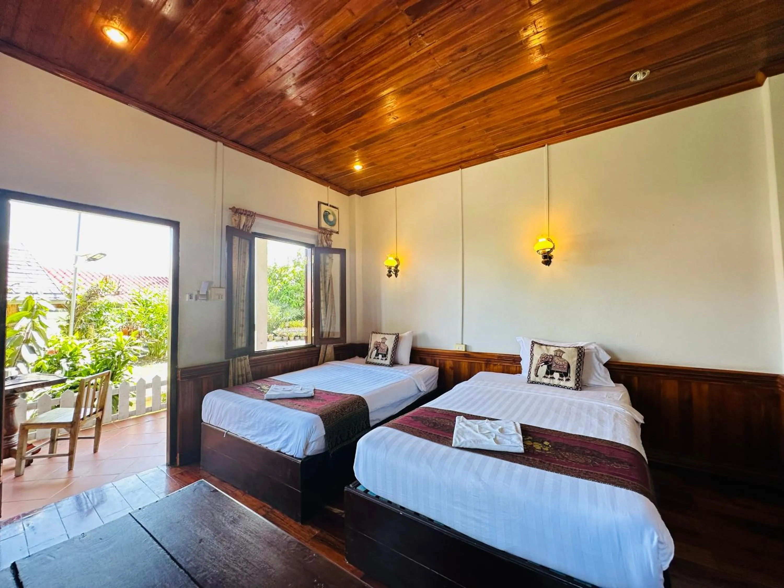 Bed in Kingkham Riverside Hotel