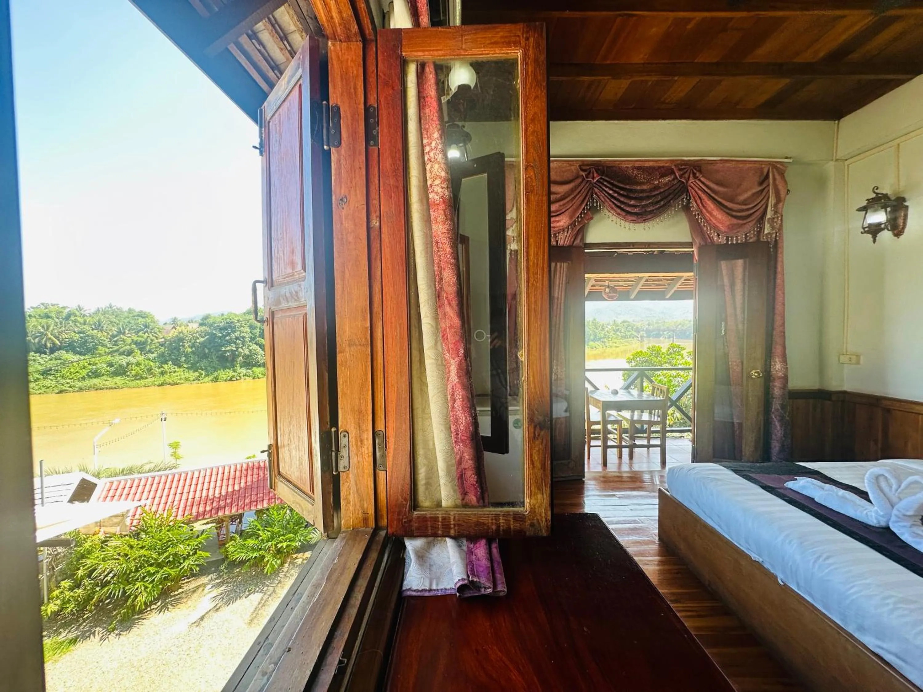 Bed in Kingkham Riverside Hotel