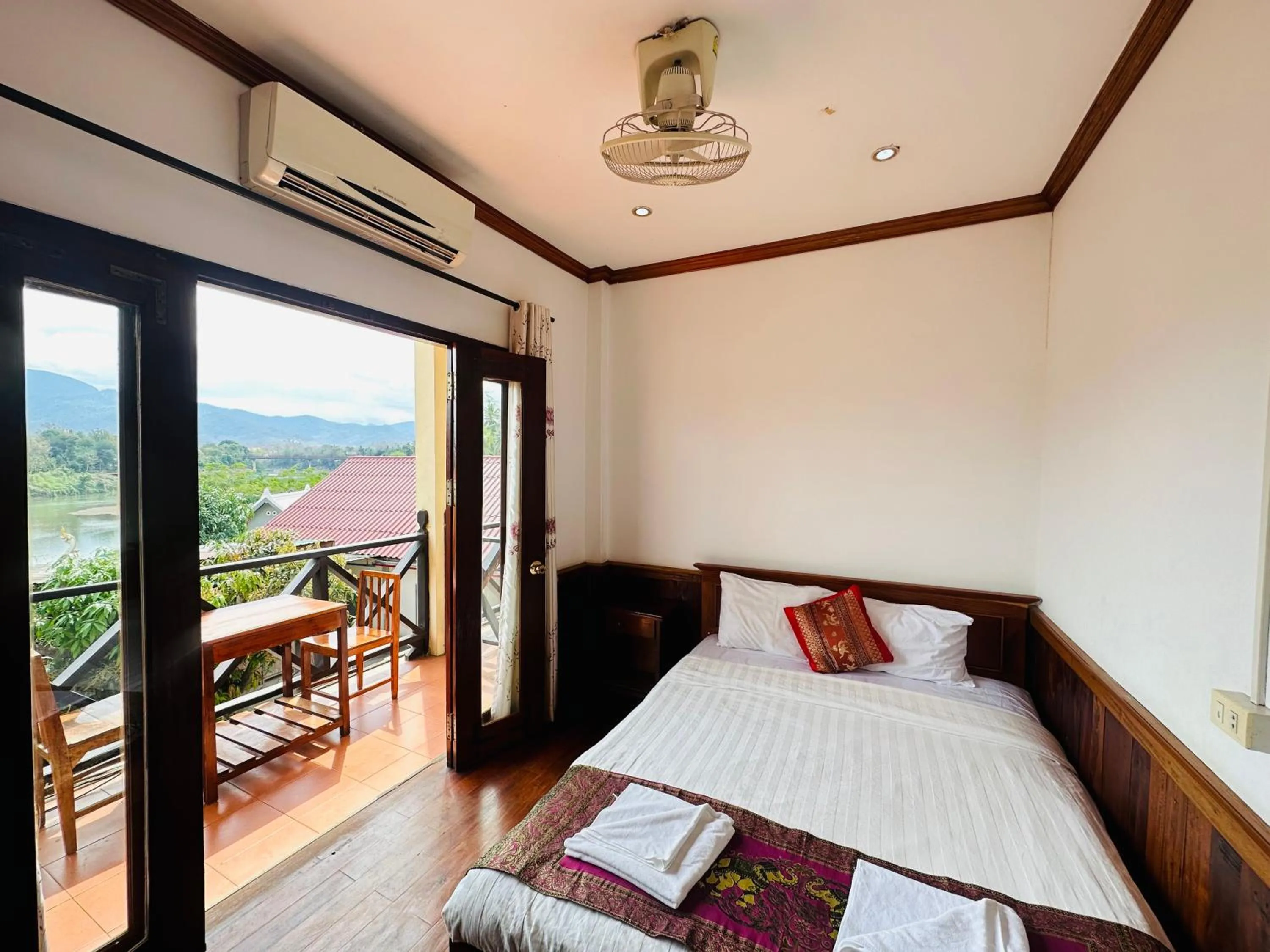 Balcony/Terrace, Bed in Kingkham Riverside Hotel