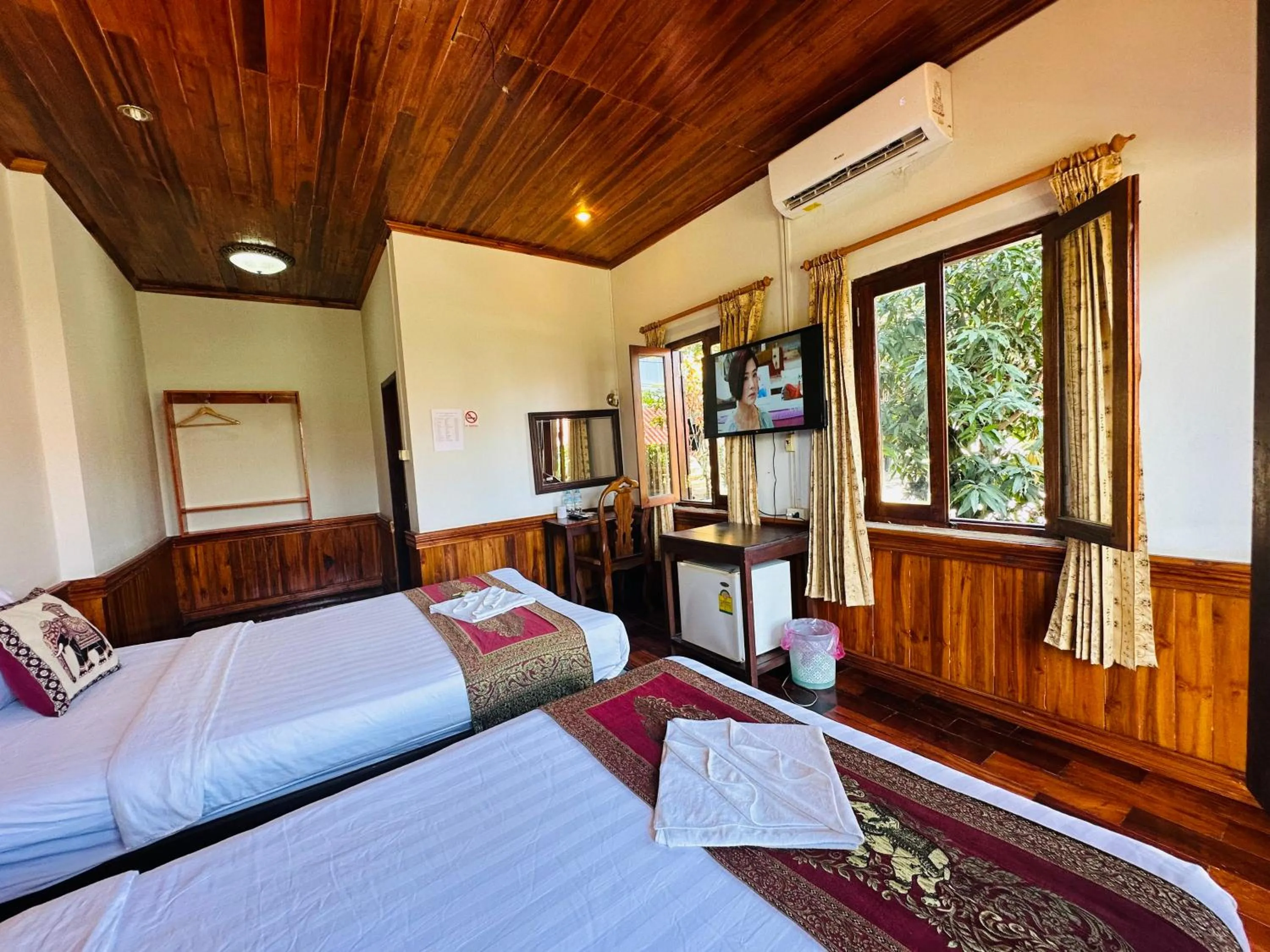 Communal lounge/ TV room, Bed in Kingkham Riverside Hotel