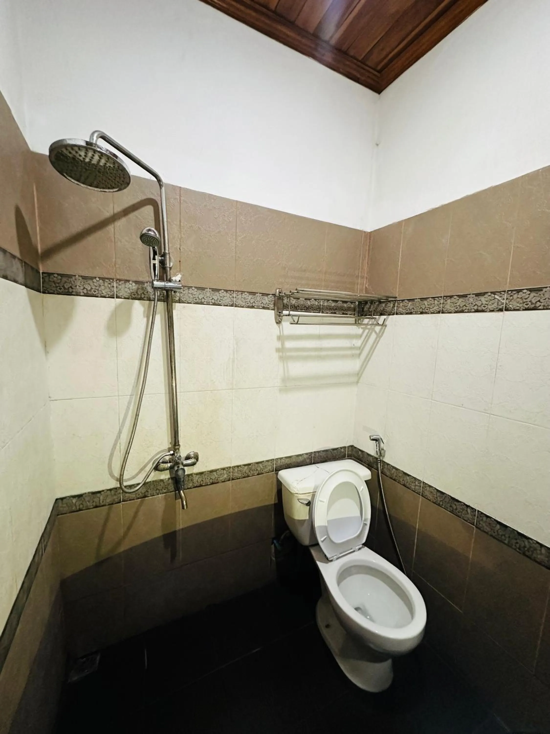 Shower in Kingkham Riverside Hotel