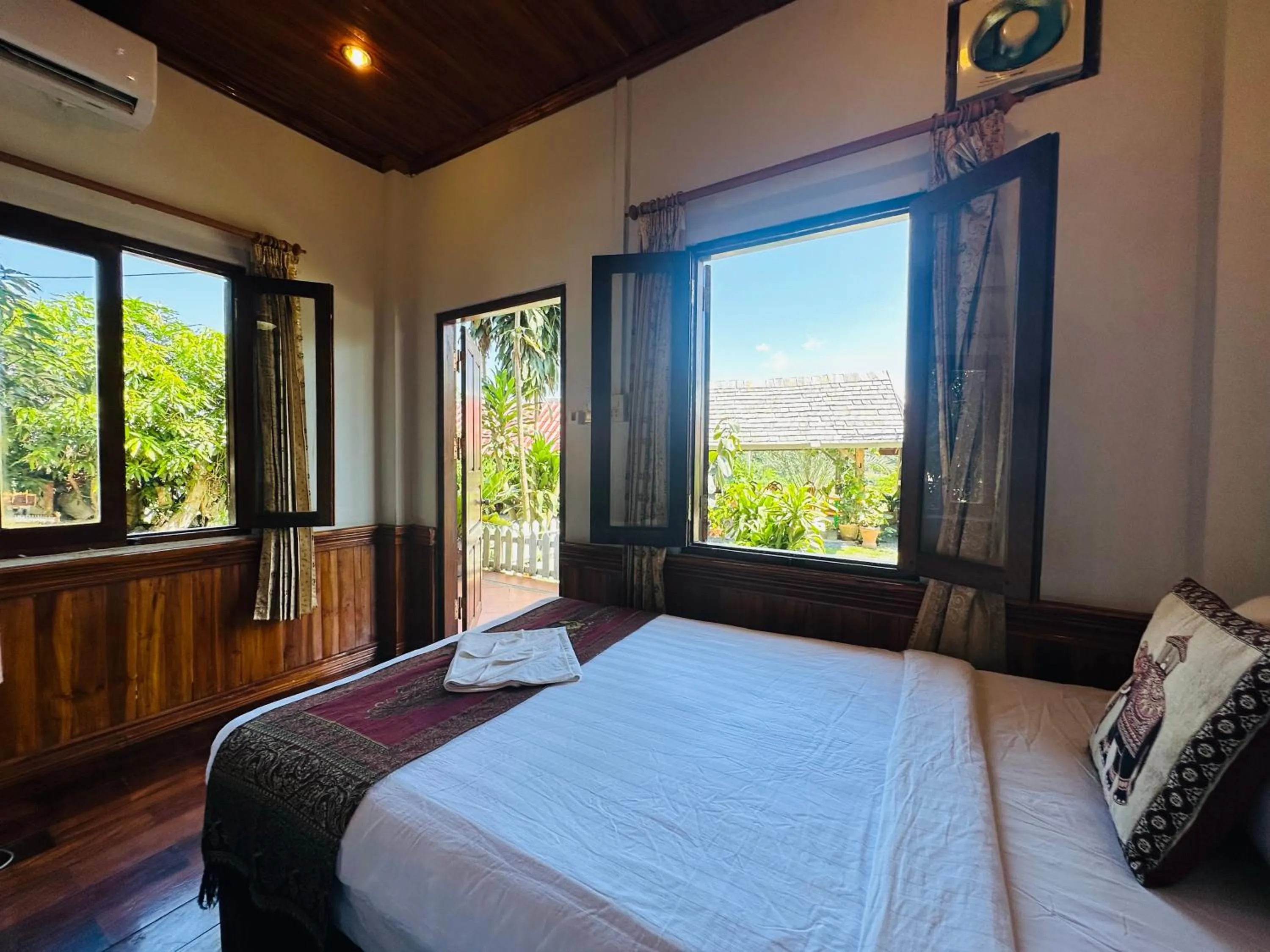 Bed in Kingkham Riverside Hotel