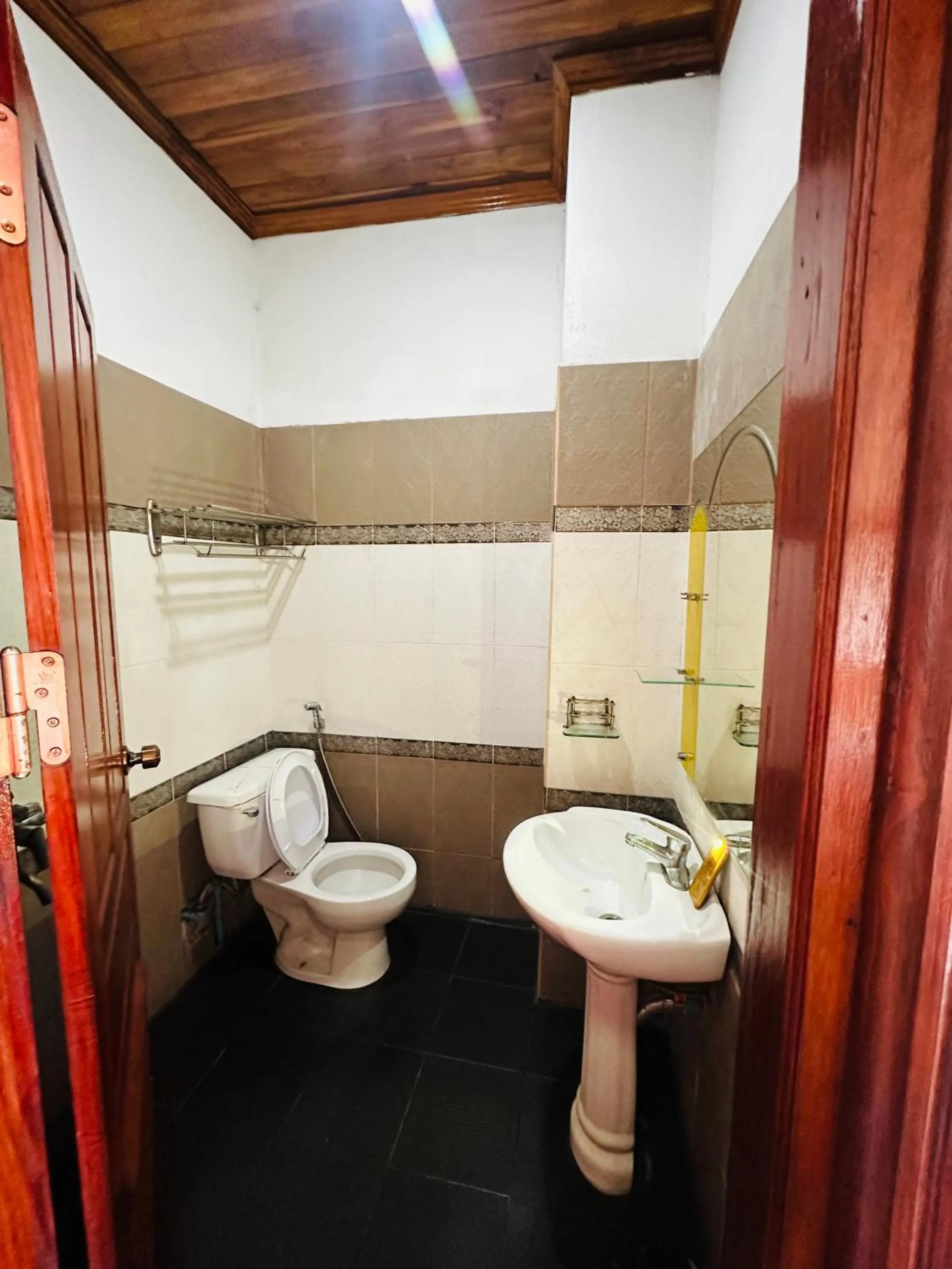 Shower in Kingkham Riverside Hotel