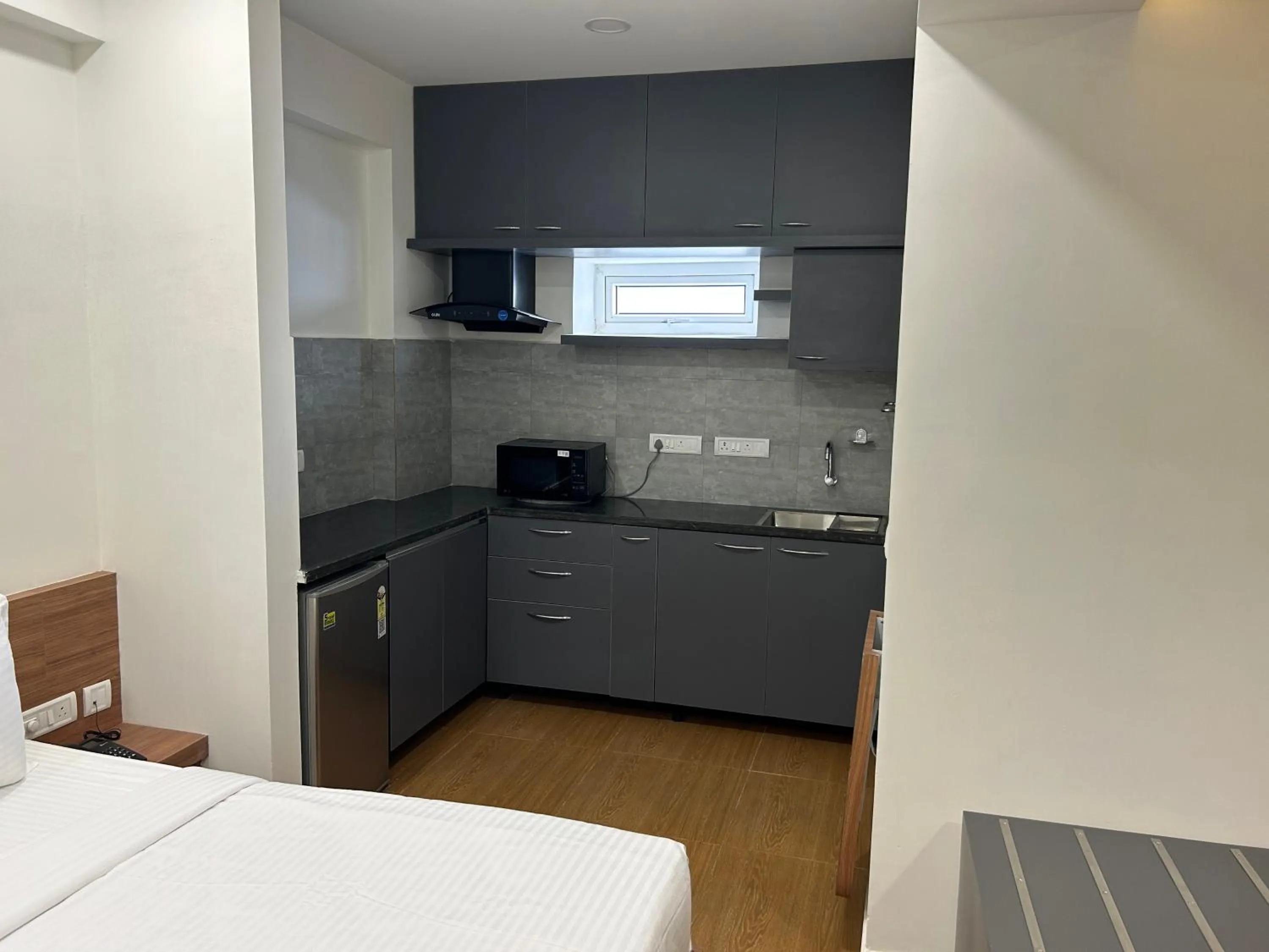 Kitchen or kitchenette, Bed in Palladium Luxury Suites Financial District Unit II