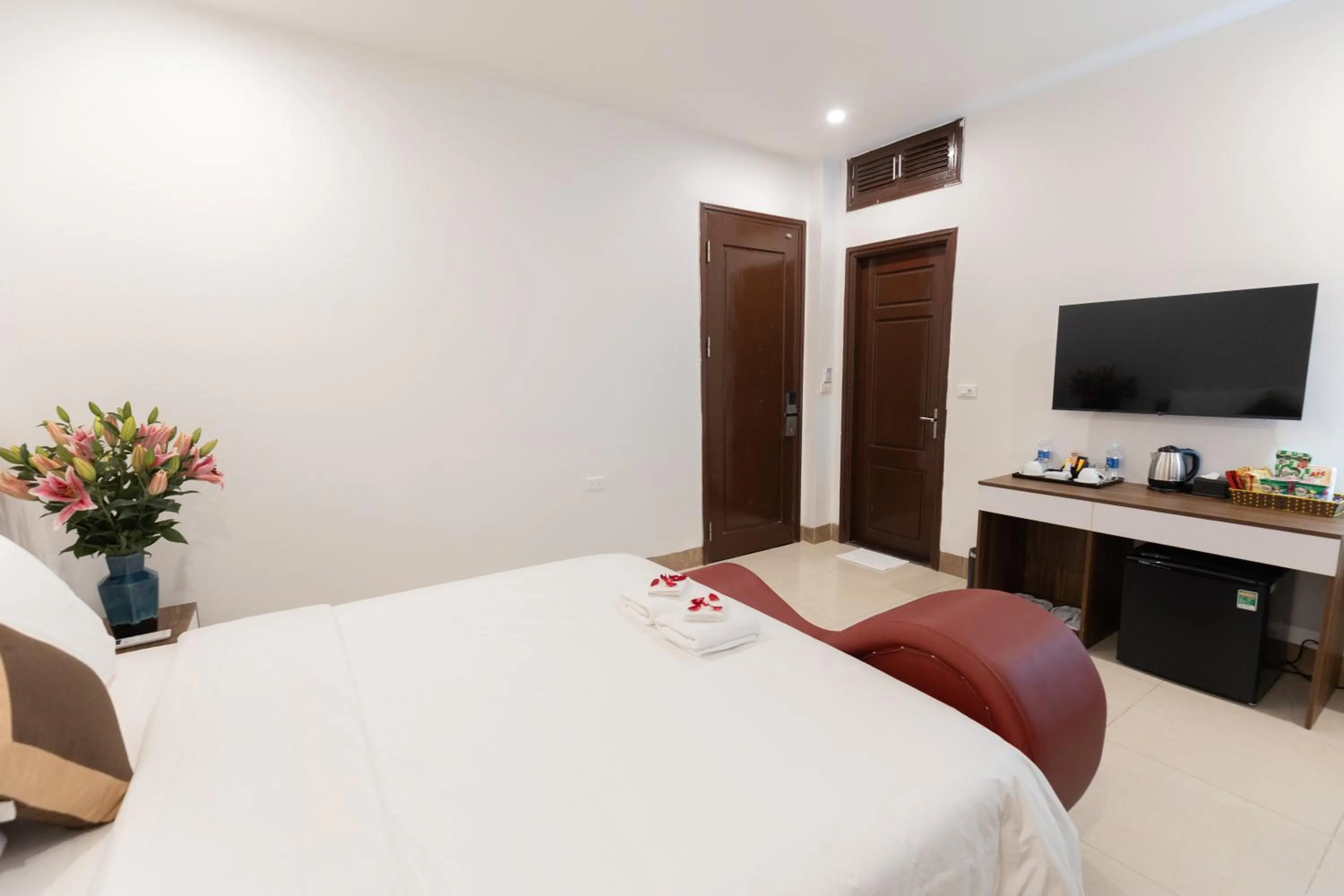 TV and multimedia, Bed in Royal Hotel Sài Đồng - Long Biên