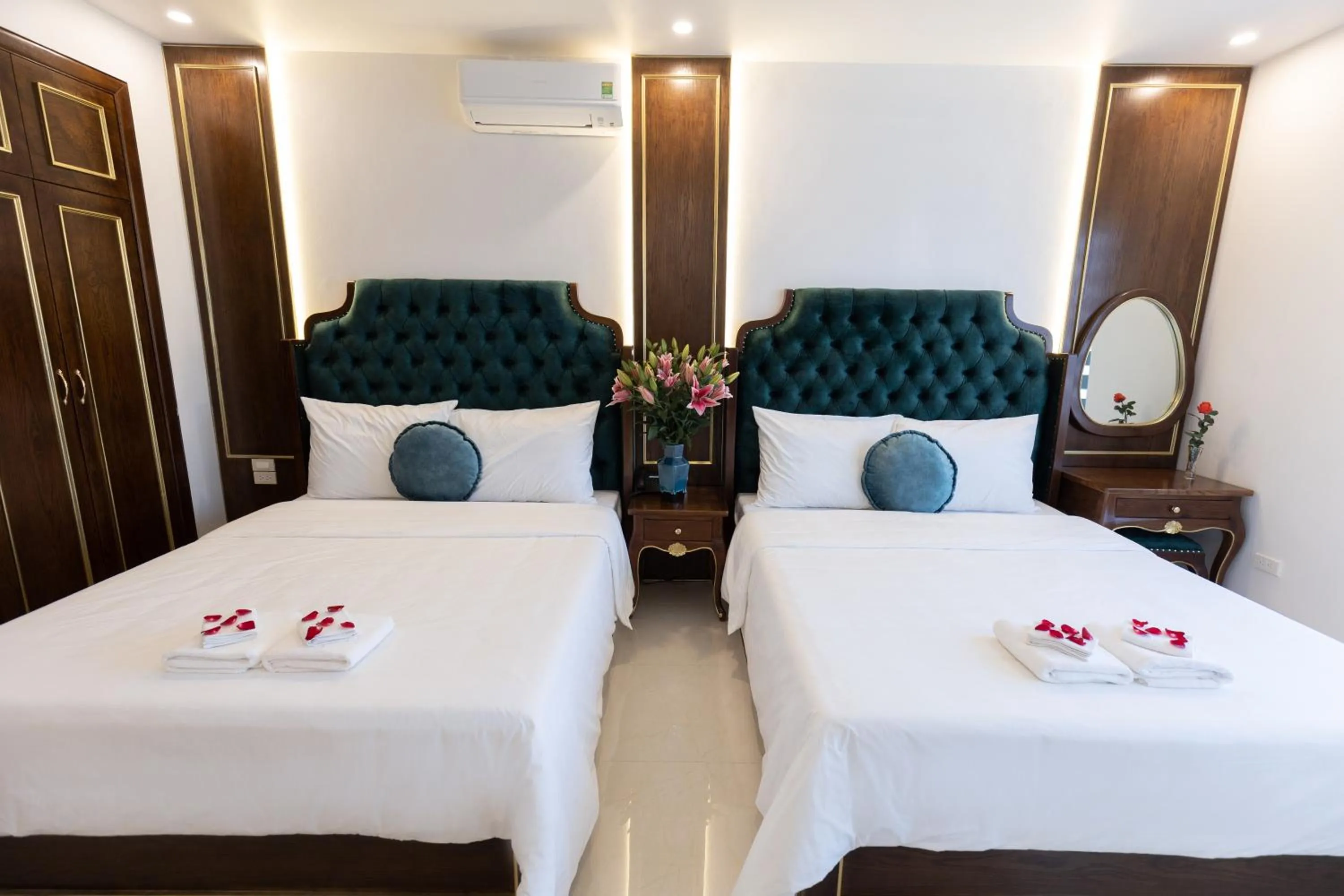 Bed in Royal Hotel Sài Đồng - Long Biên