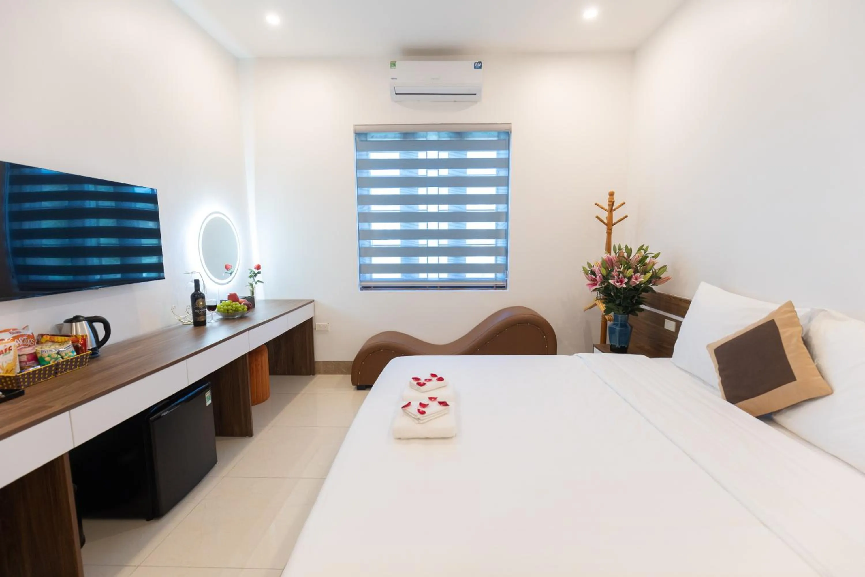 Bed in Royal Hotel Sài Đồng - Long Biên