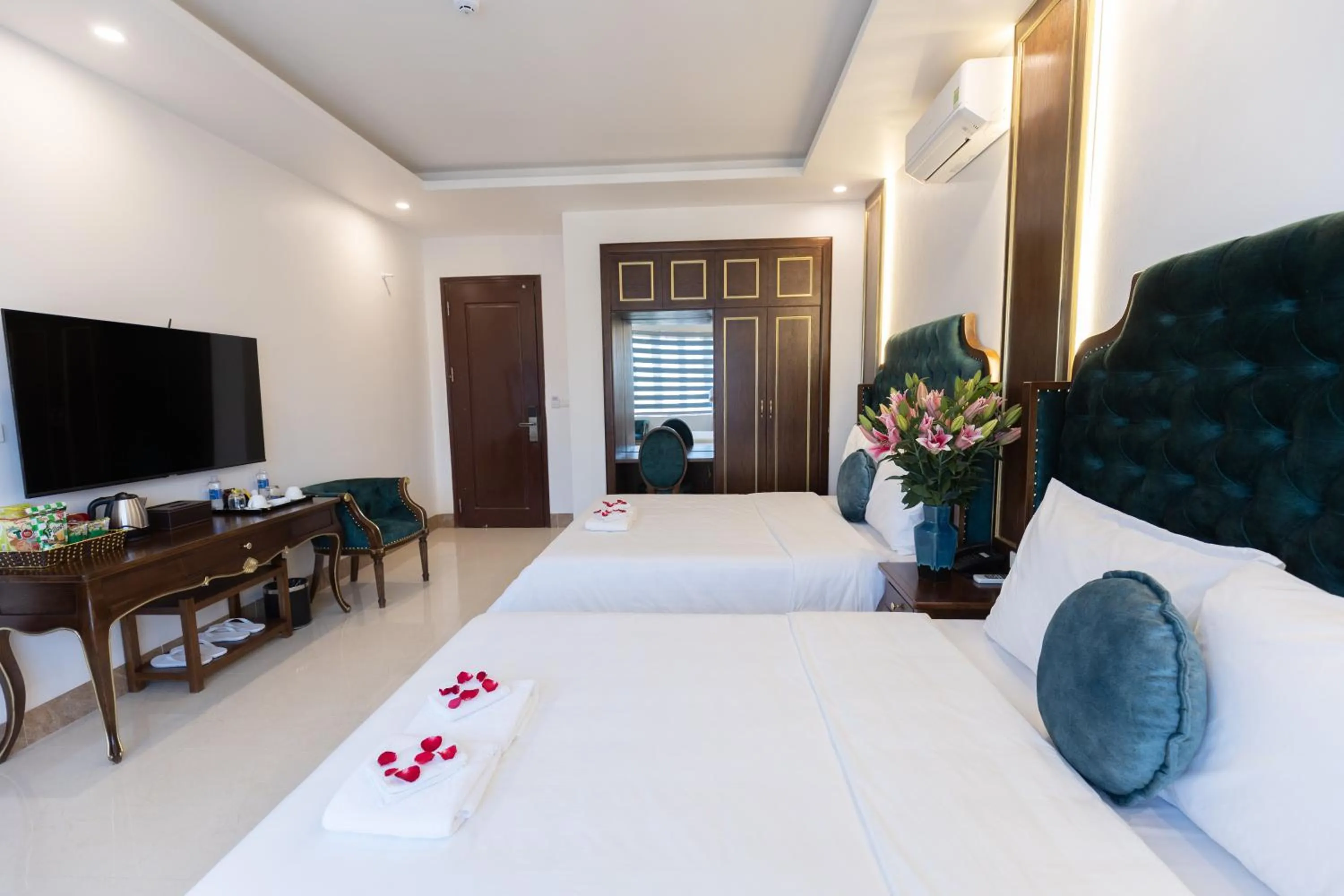 Coffee/tea facilities, Bed in Royal Hotel Sài Đồng - Long Biên