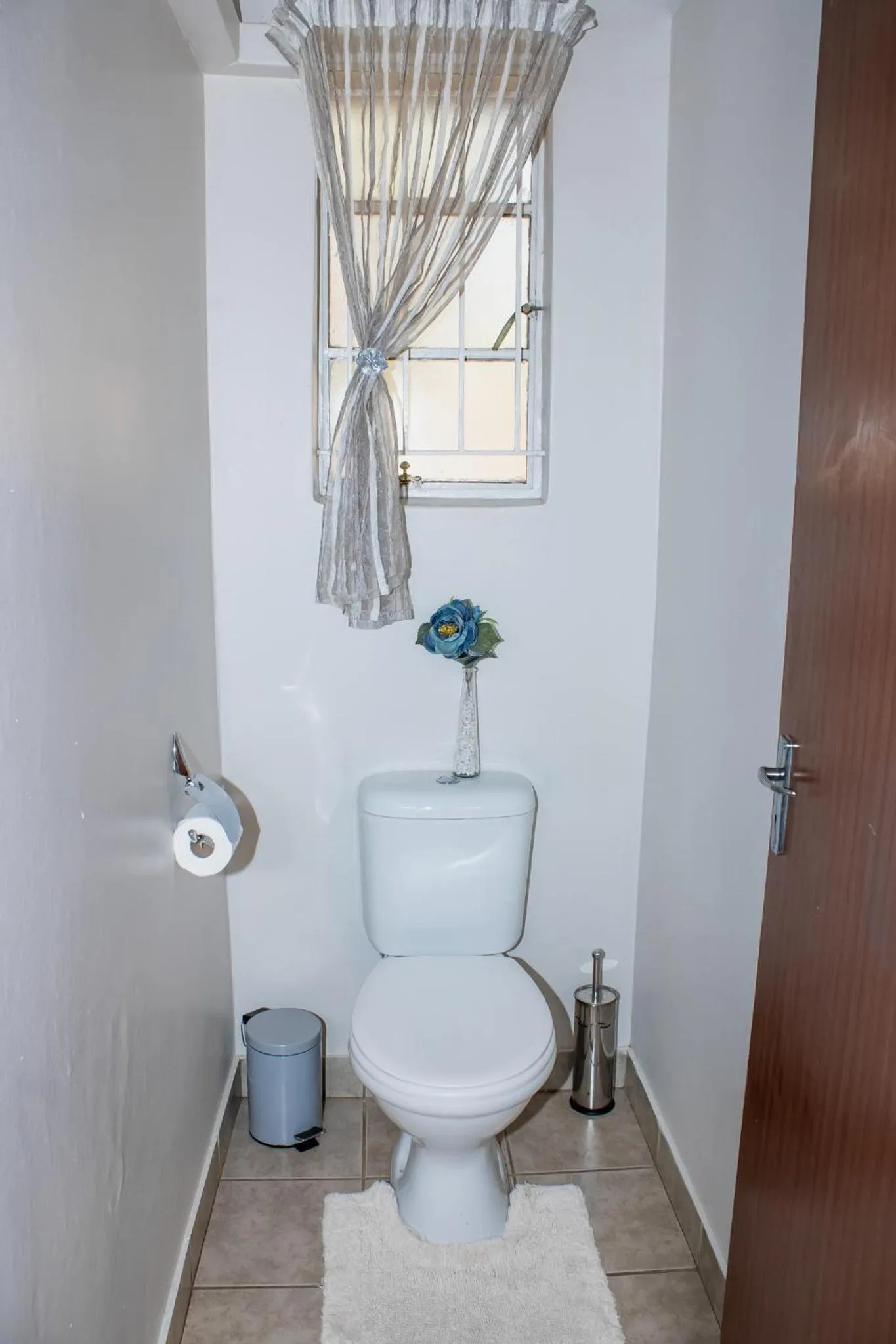 Toilet in A Cherry Lane Self Catering and B&B