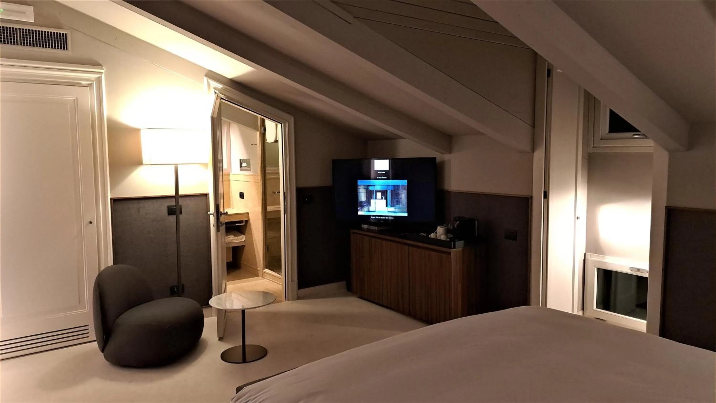 Night, Bed in Hotel Brun