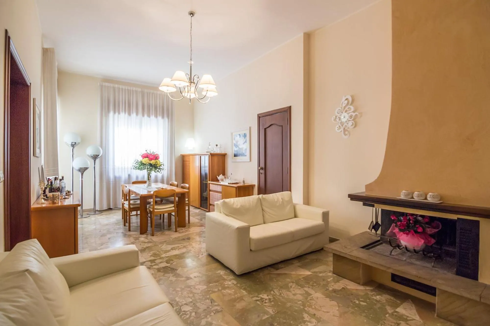Communal lounge/ TV room in Villa Lazzari B&B Tra i due Mari