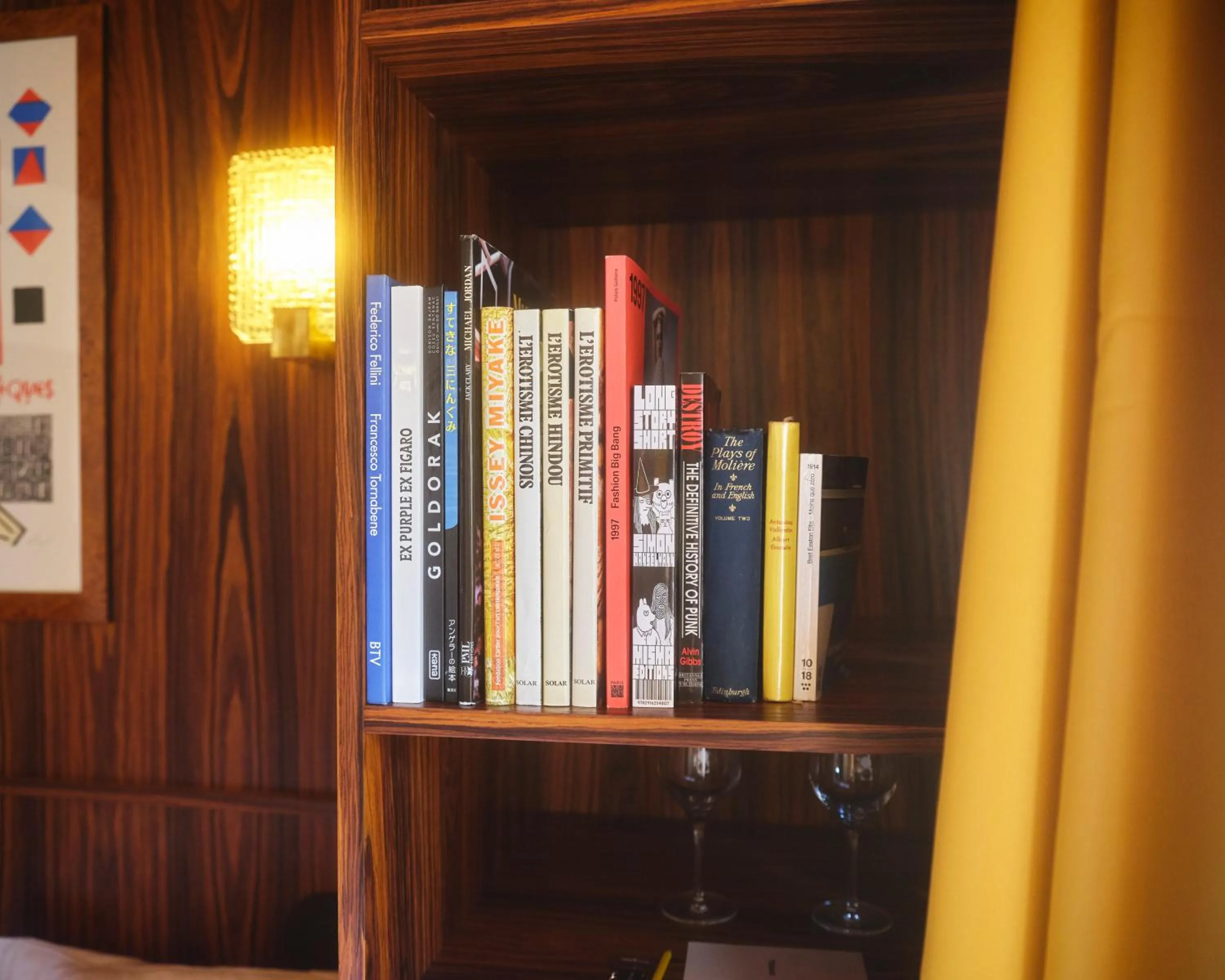 Library in Hôtel Présent - Entrée autonome, réception en ligne - Encore Mieux