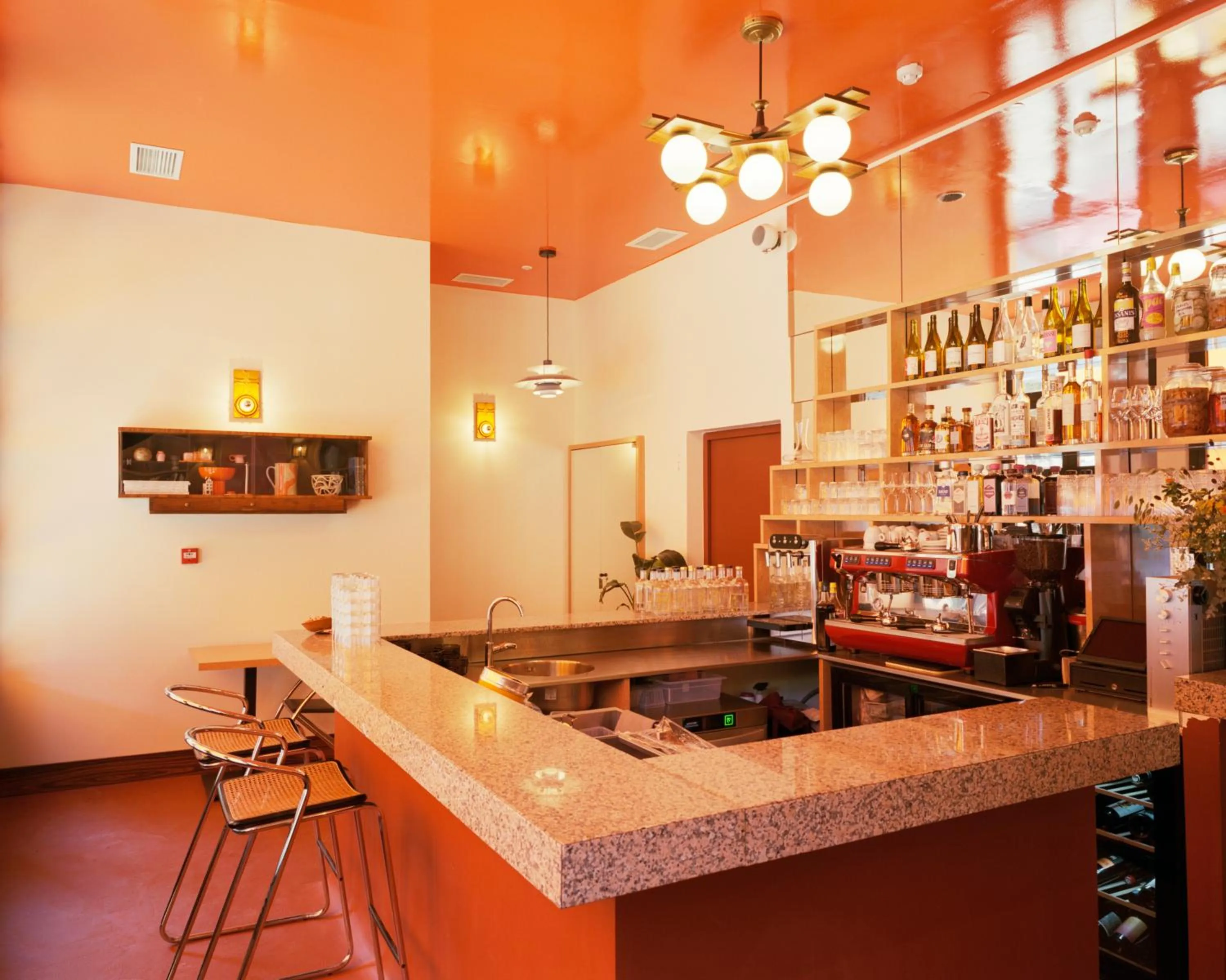 Restaurant/places to eat in Hôtel Présent - Entrée autonome, réception en ligne - Encore Mieux