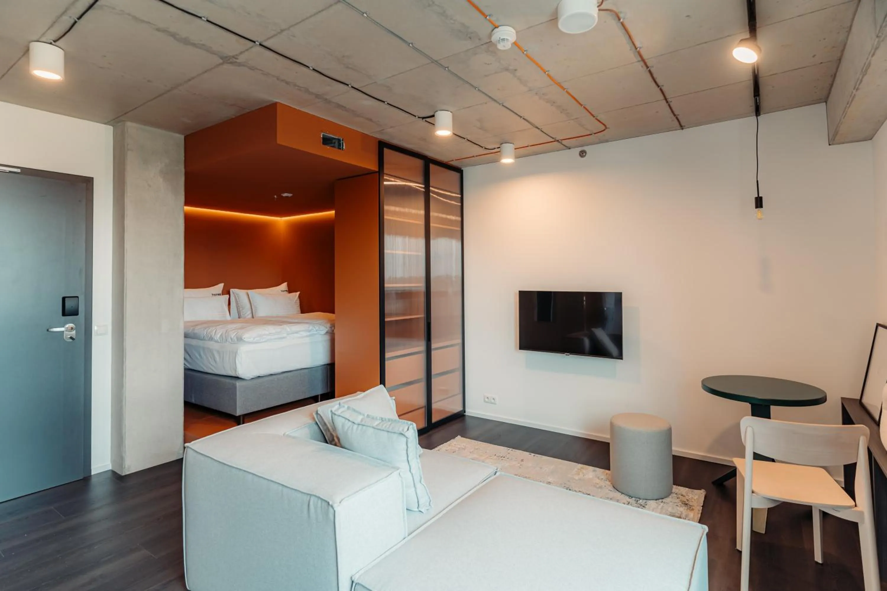 Communal lounge/ TV room, Bed in HONEST Ricany