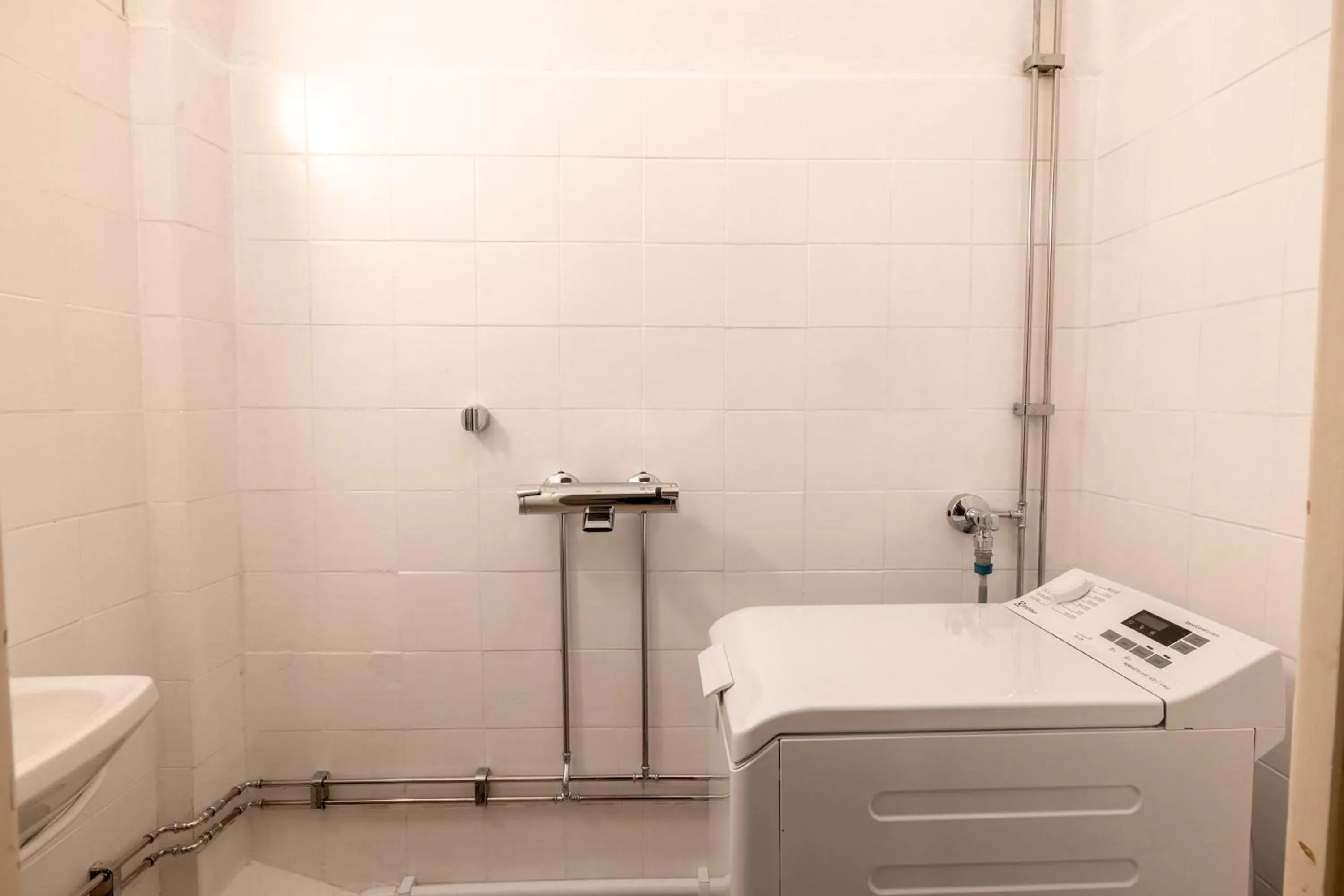 Shower in 2ndhomes Central & Cozy 1 BR Apartment in Kaisaniemi
