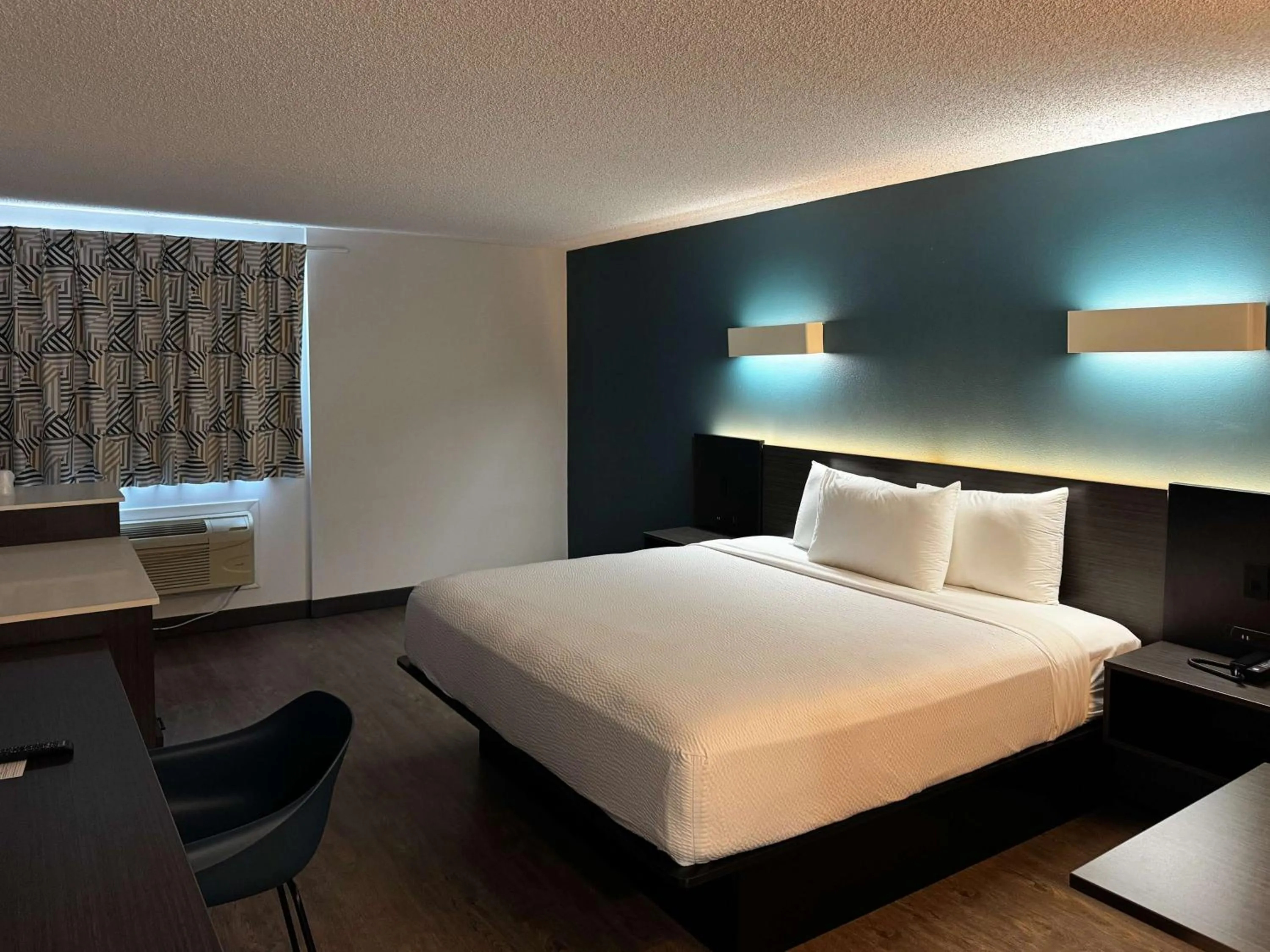 Photo of the whole room, Bed in Studio 6 Suites Carson, CA