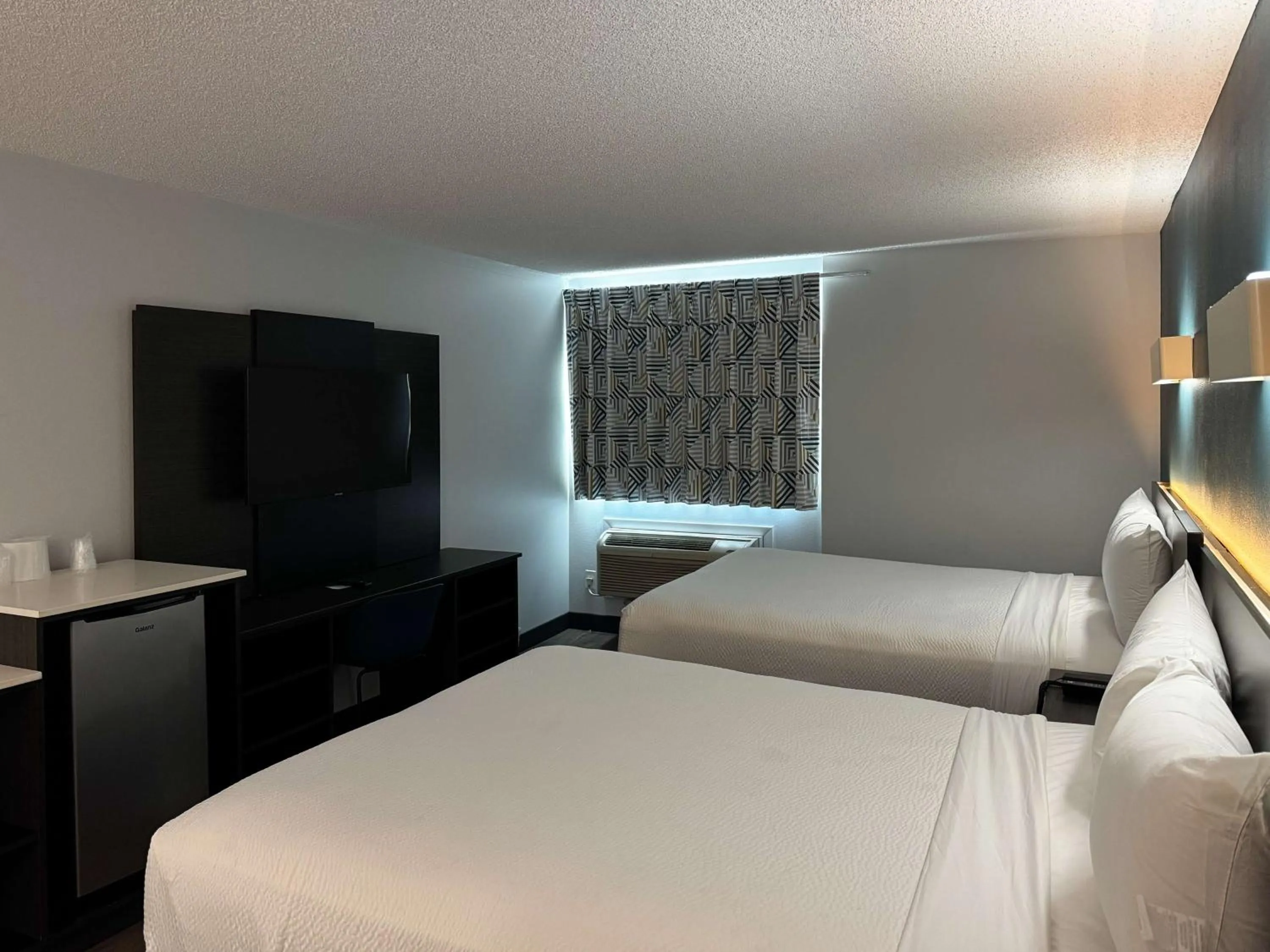 Photo of the whole room, Bed in Studio 6 Suites Carson, CA