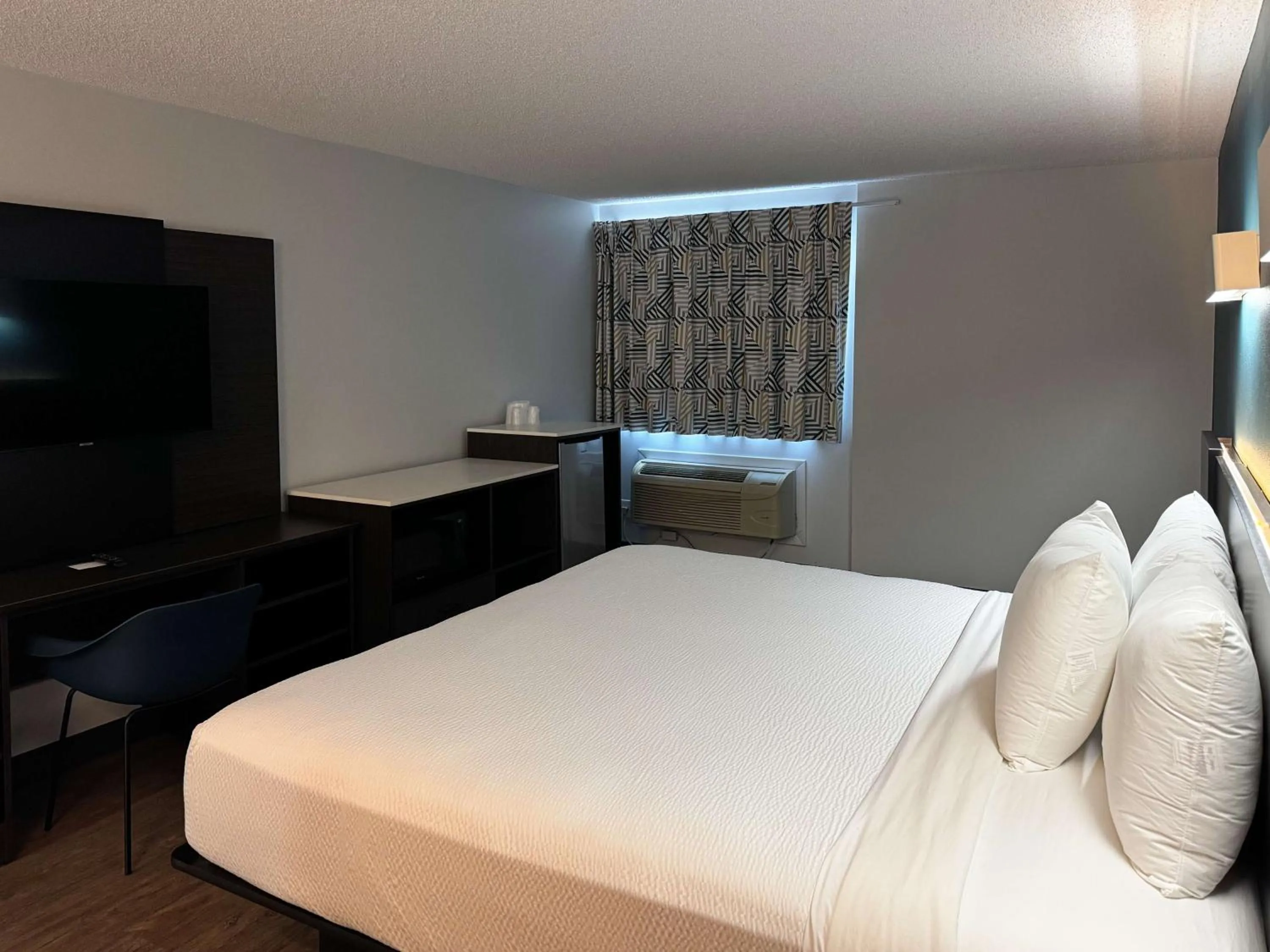 Photo of the whole room, Bed in Studio 6 Suites Carson, CA