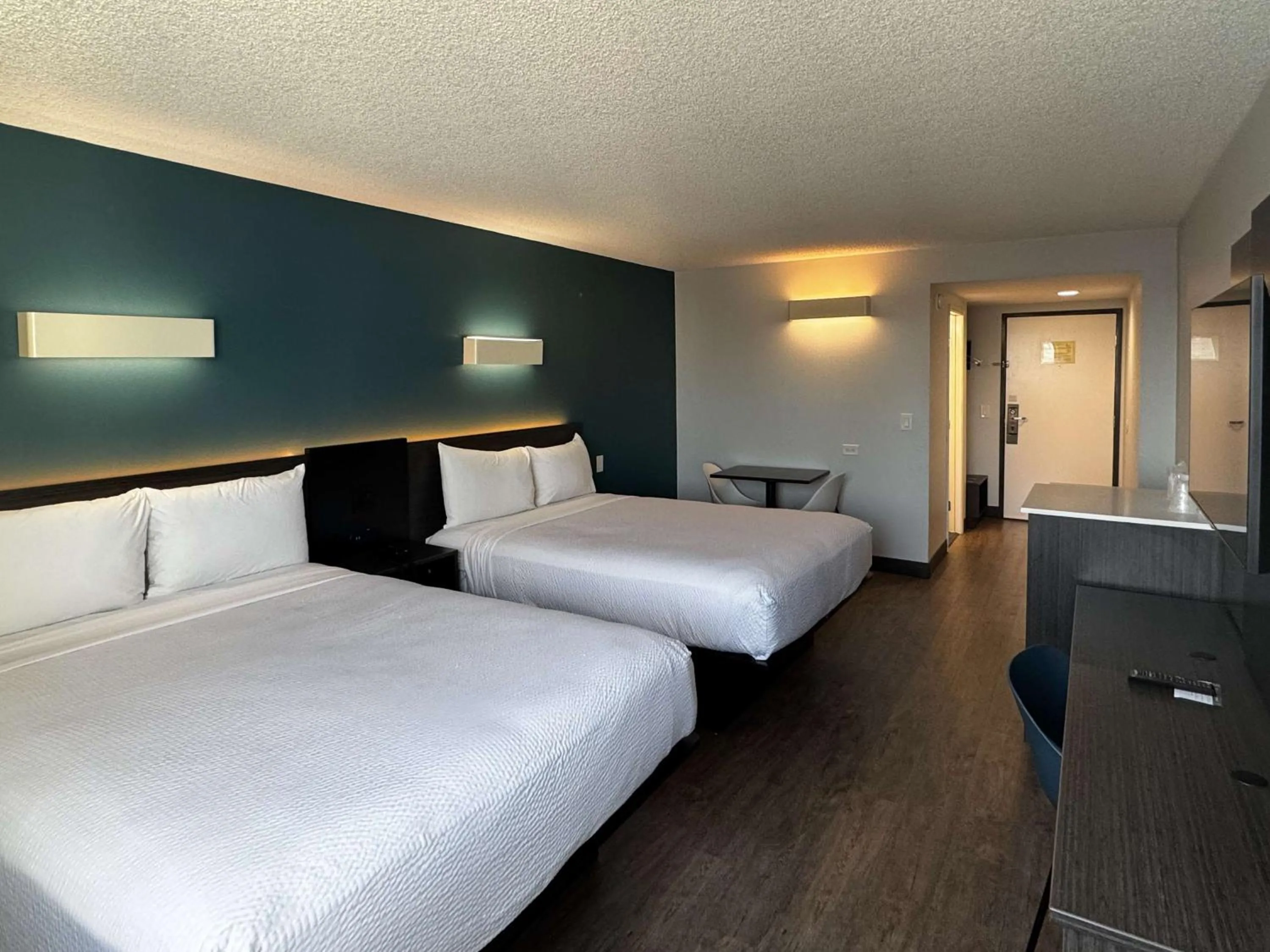 Photo of the whole room, Bed in Studio 6 Suites Carson, CA