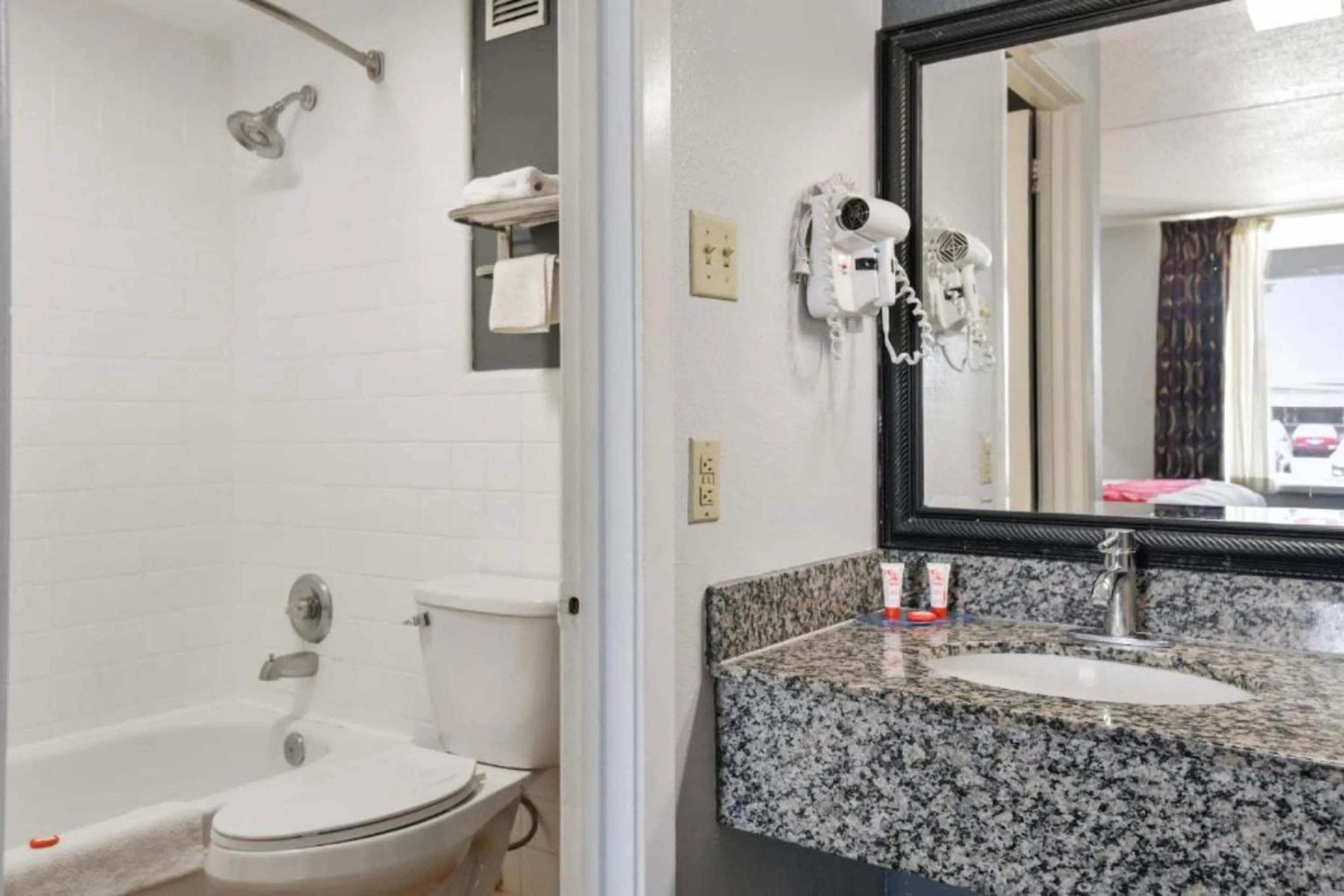 Bathroom in OYO Hotel Lake Park-Valdosta I-75, Exit 5