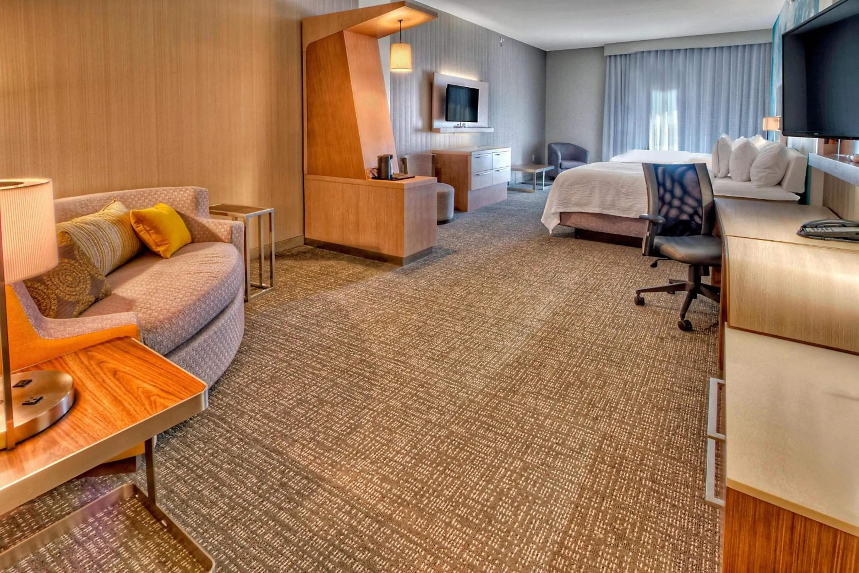 Photo of the whole room, Bed in Courtyard by Marriott San Marcos