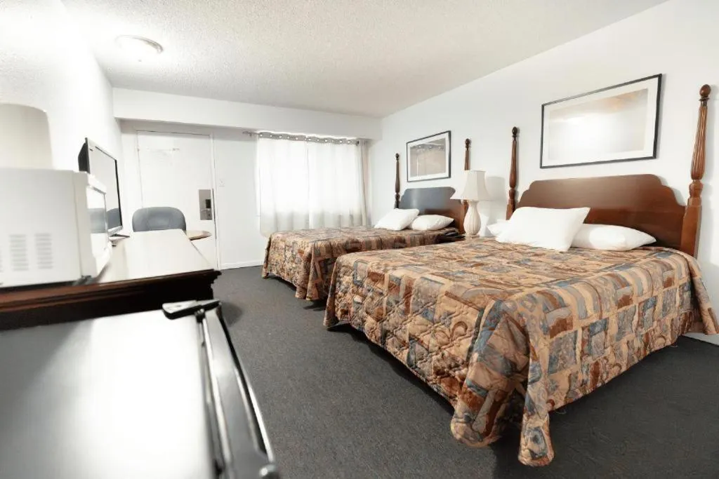 Bedroom, Bed in Midtown Inn