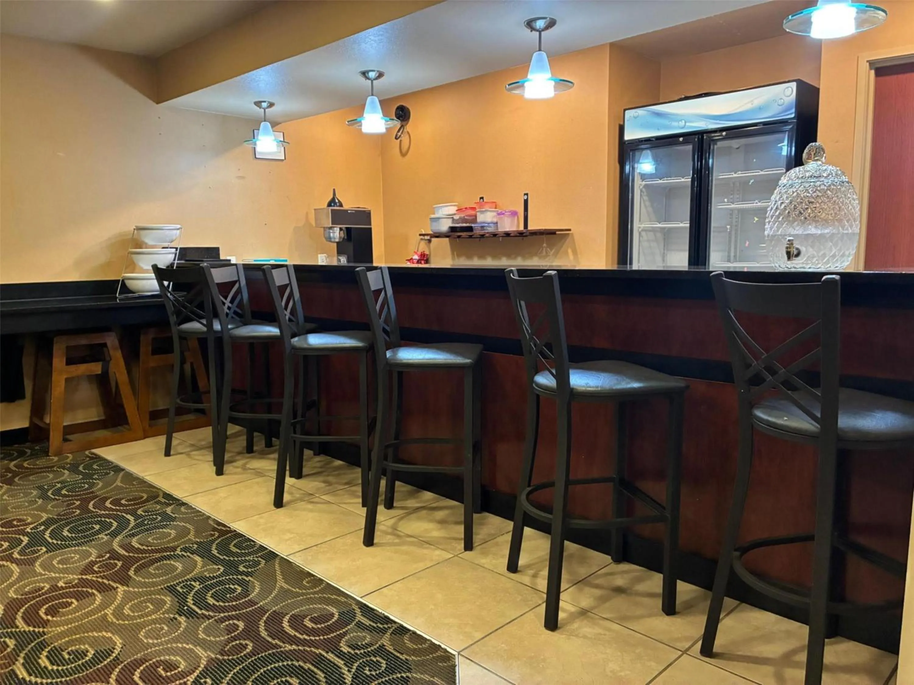 Lounge or bar in SureStay by Best Western Salem