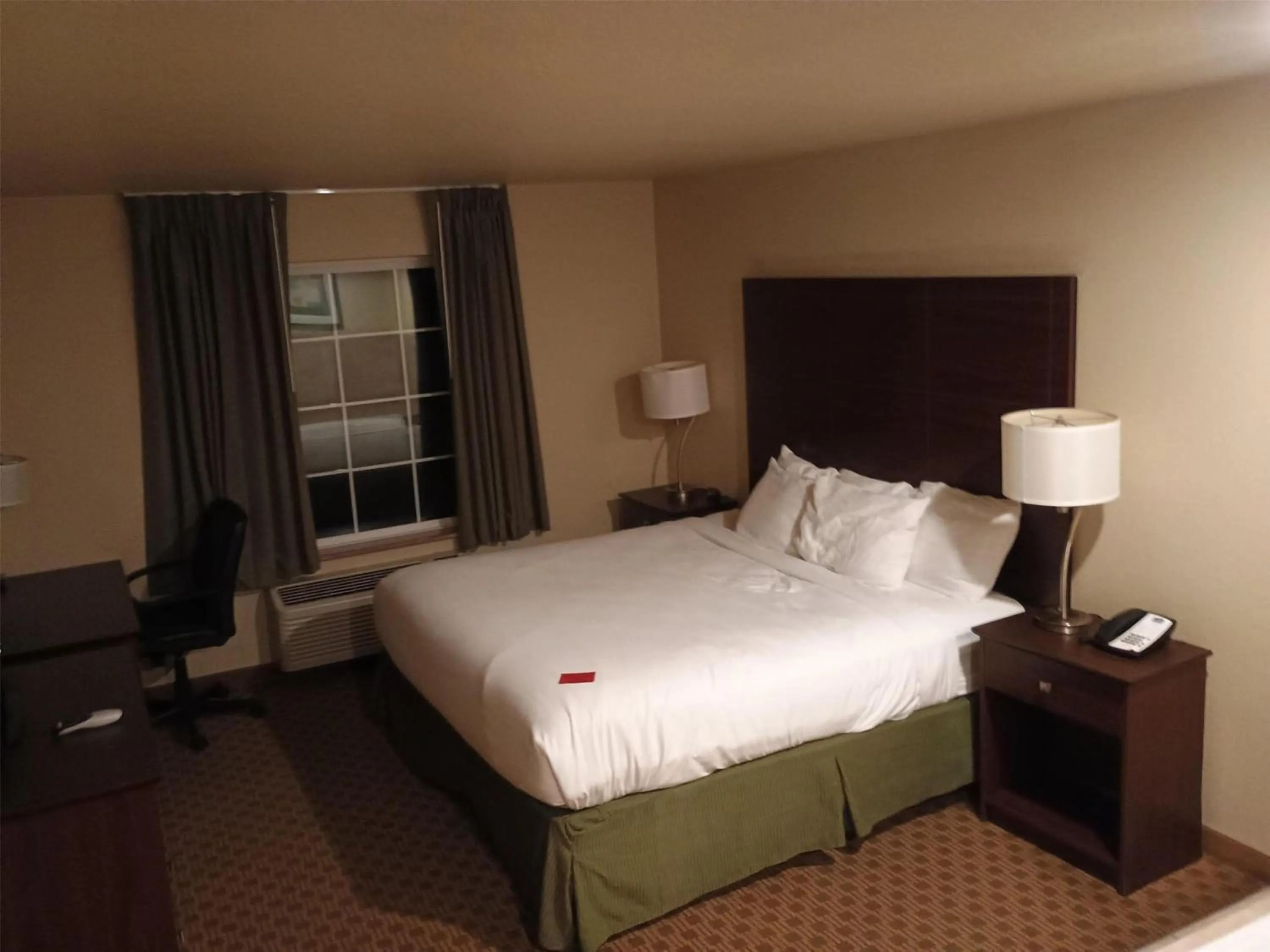 Bedroom, Bed in SureStay by Best Western Salem