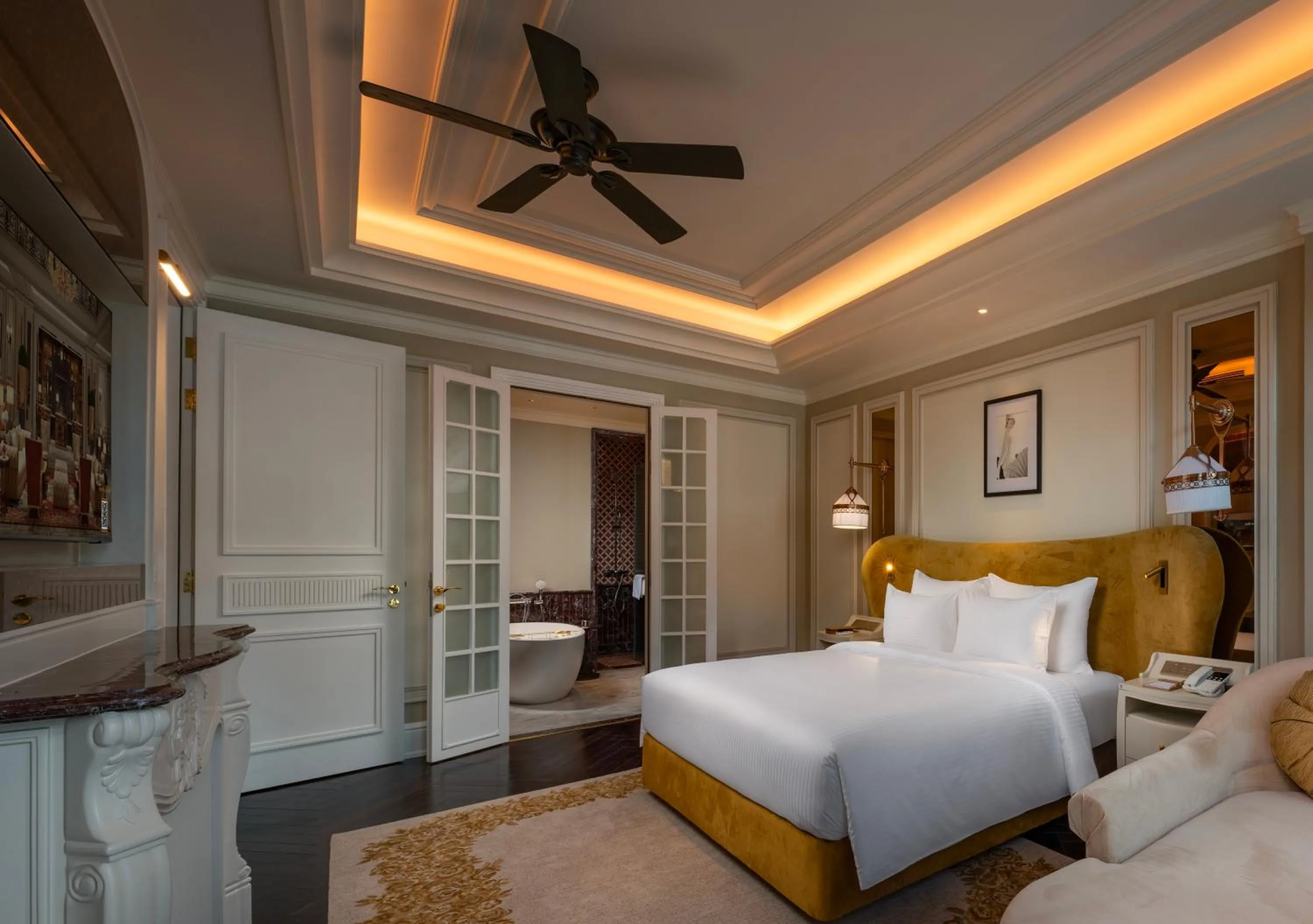 Bed in Hôtel de l'Amour Tam Đảo