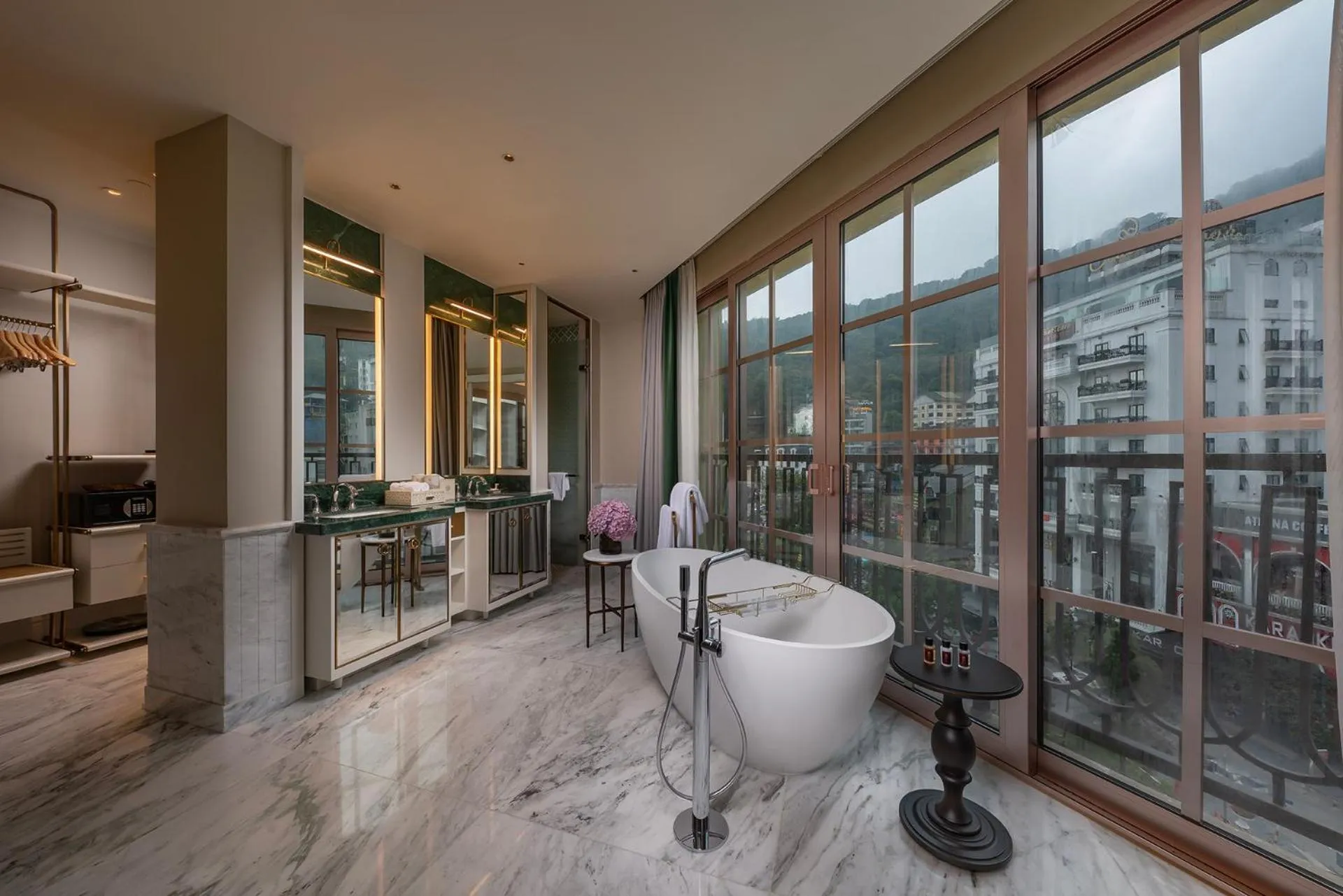 Toilet in Hôtel de l'Amour Tam Đảo