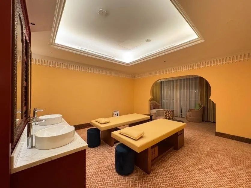 Spa and wellness centre/facilities, Bed in Hôtel de l'Amour Tam Đảo