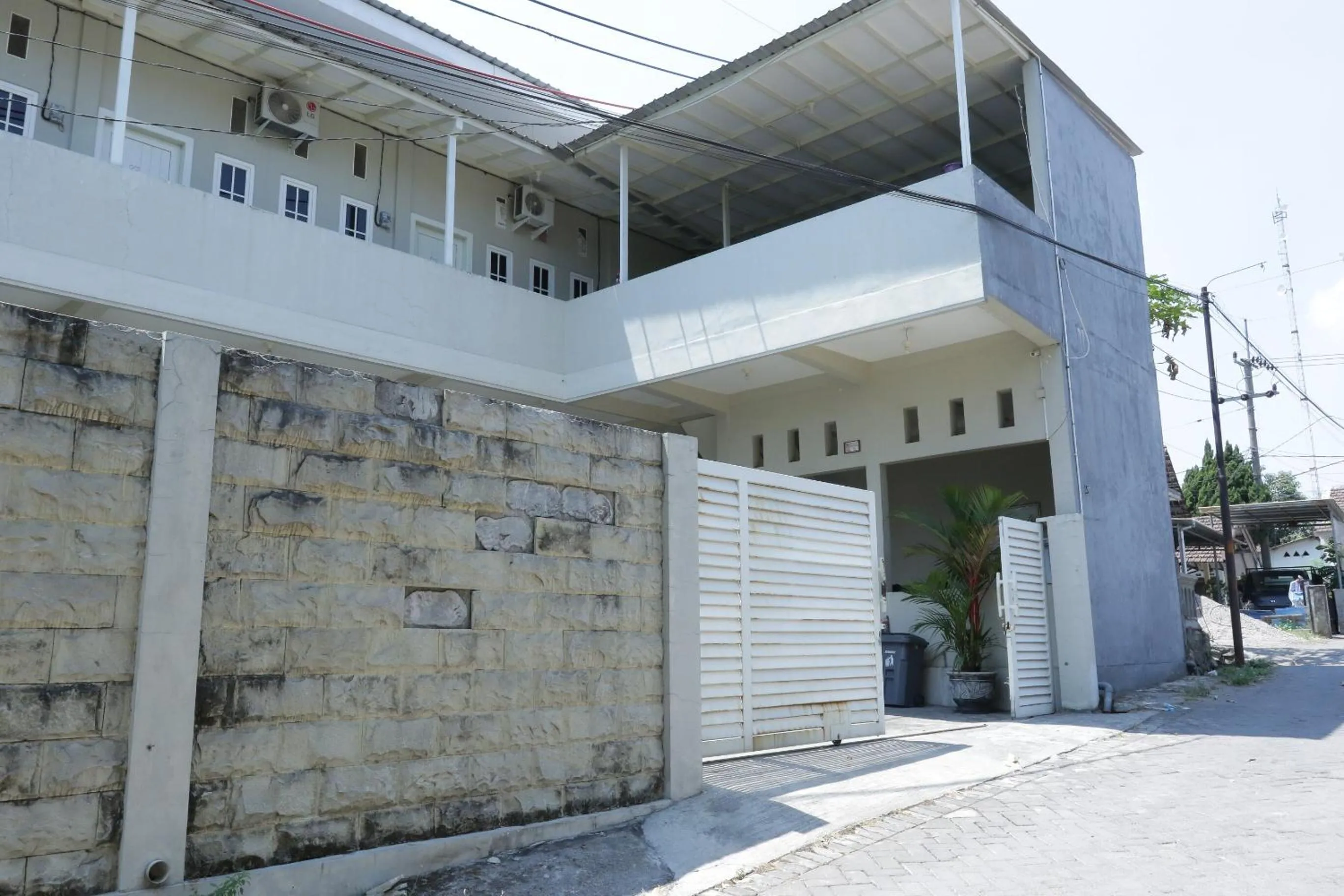 Facade/entrance in Hotel O Kost Eksklusif Syariah