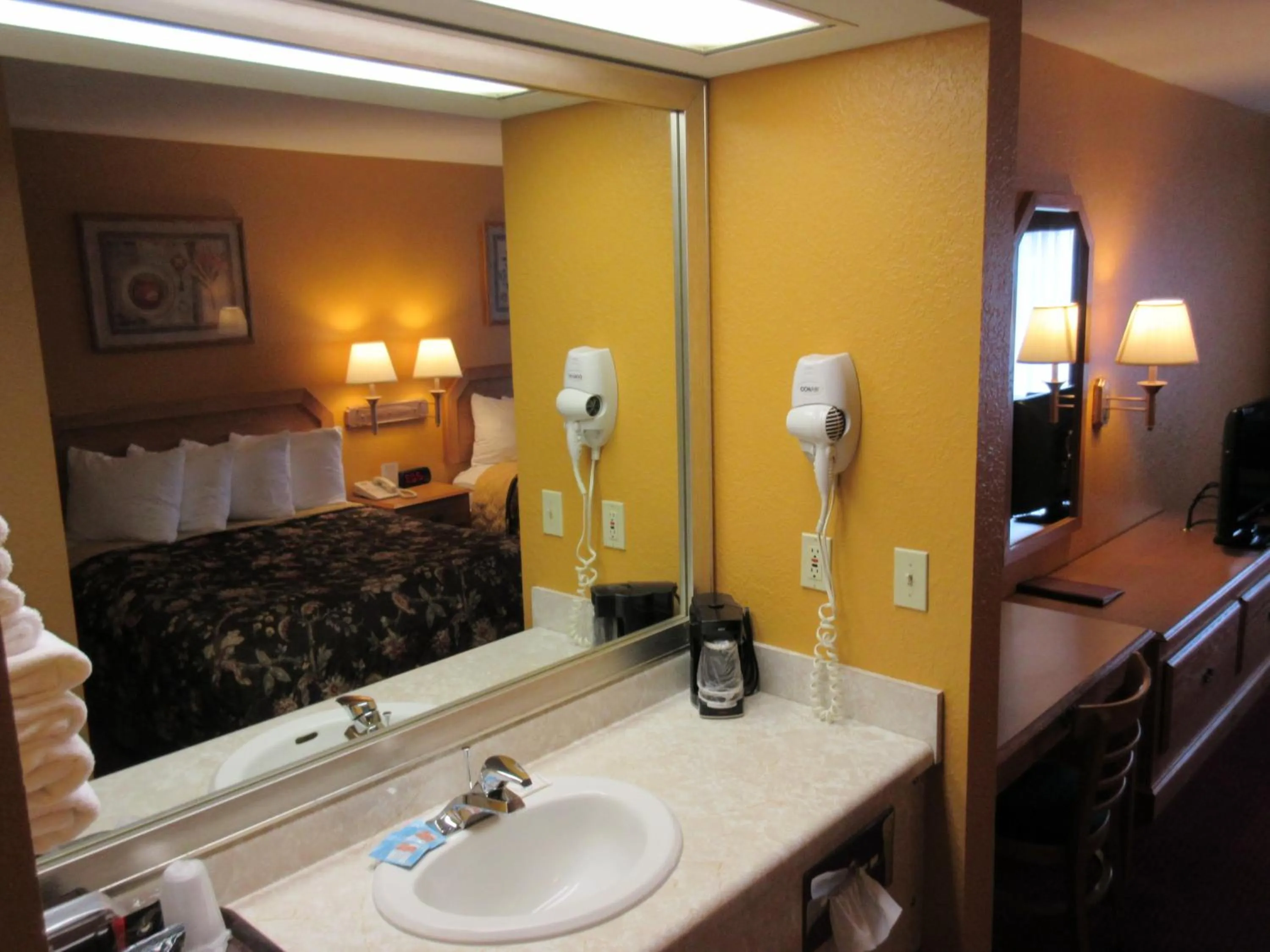 Bathroom in Parkfield Inn - Clinton