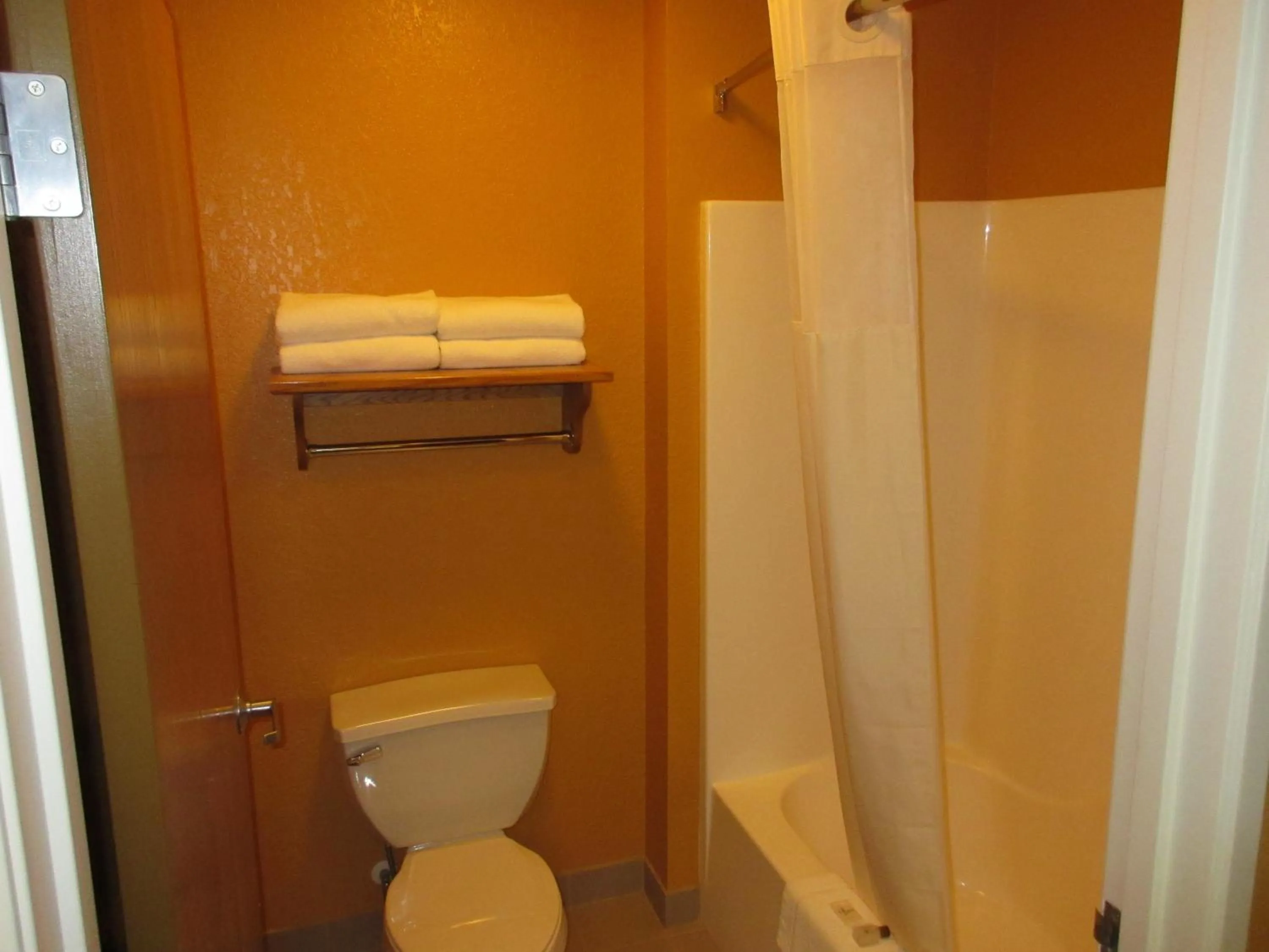 Bathroom in Parkfield Inn - Clinton