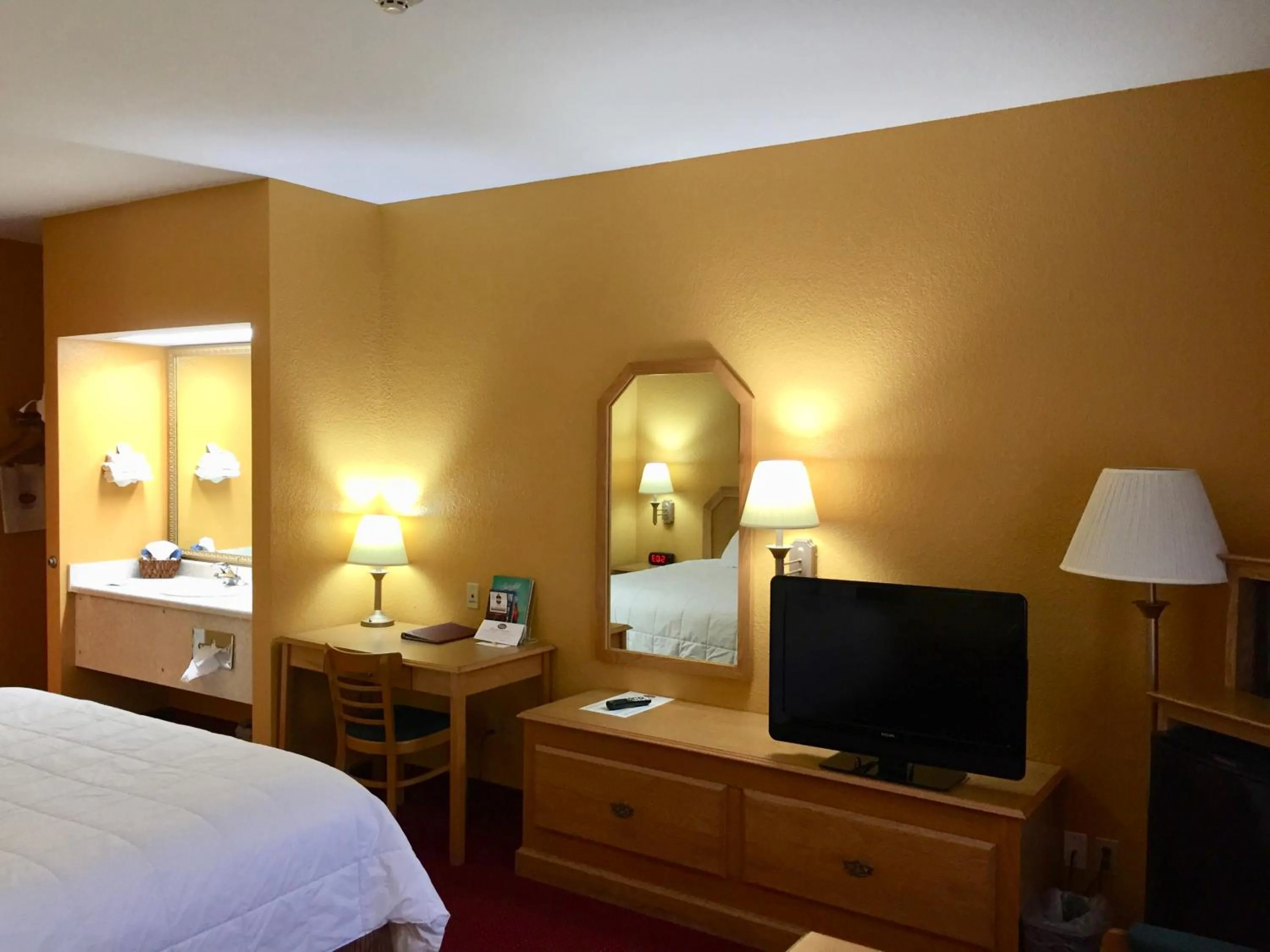 Bed in Parkfield Inn - Clinton